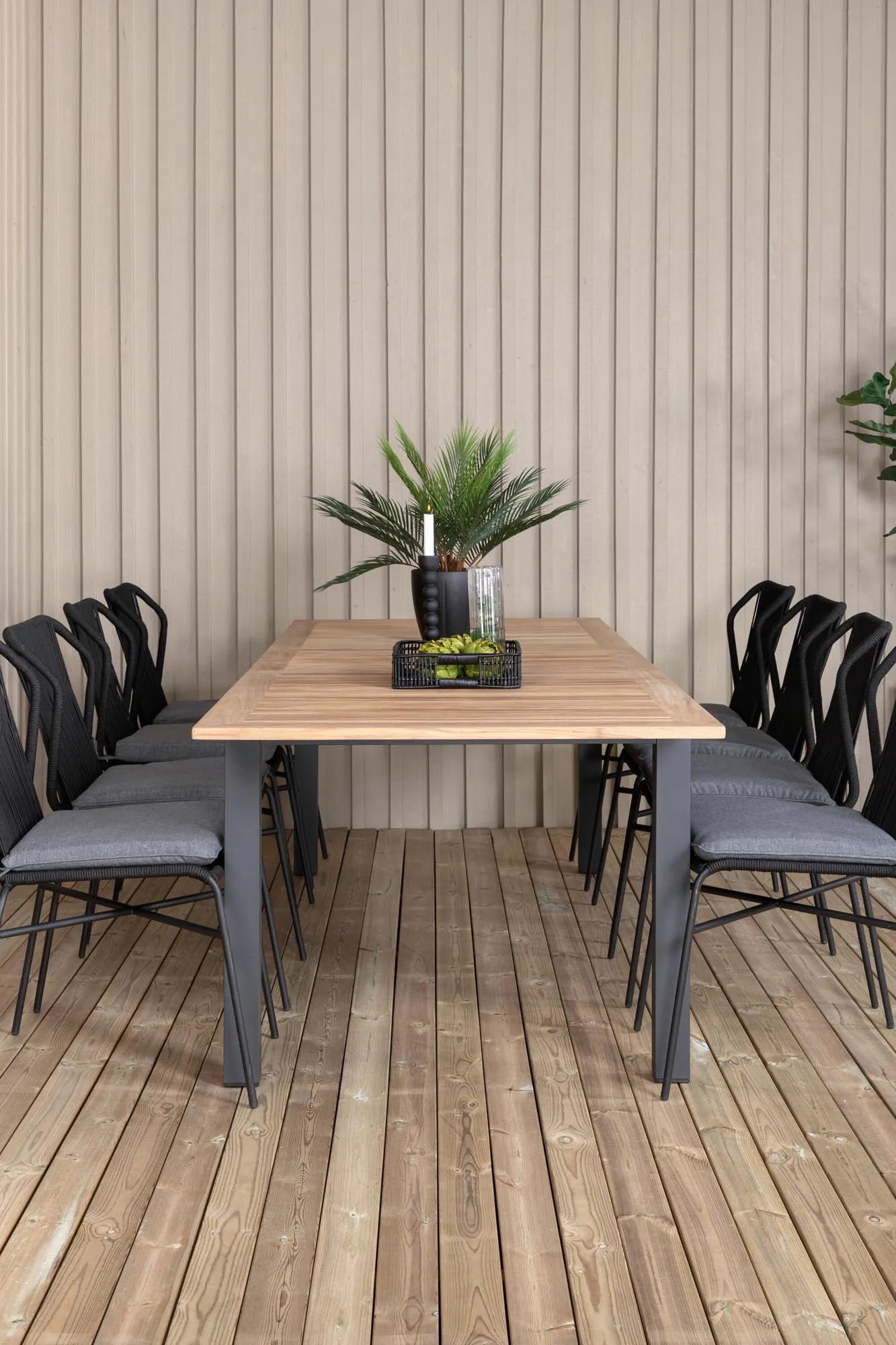 Elegantes, ausziehbares Teakholz-Set für gesellige Abende im Garten. Komfortable Stühle, wetterfest und stilvoll.
