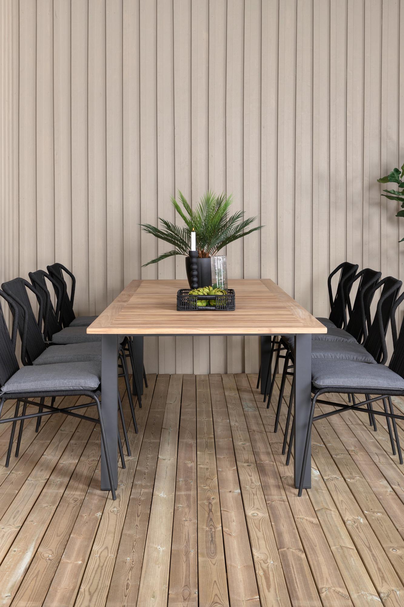 Elegantes, ausziehbares Teakholz-Set für gesellige Abende im Garten. Komfortable Stühle, wetterfest und stilvoll.