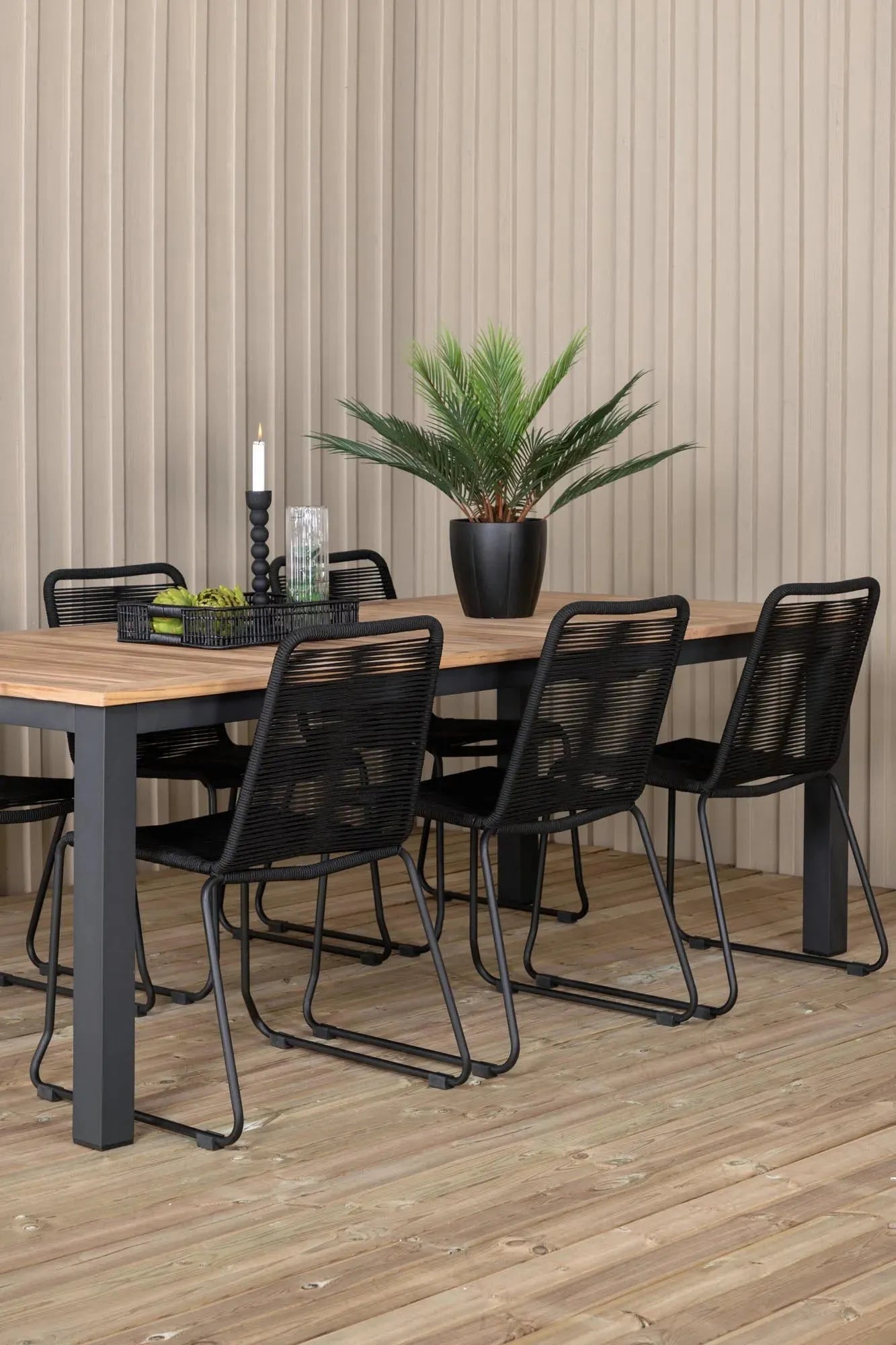 Elegantes, ausziehbares Teakholz-Set für stilvolle Gartenmomente mit bequemen Lindos-Stühlen.