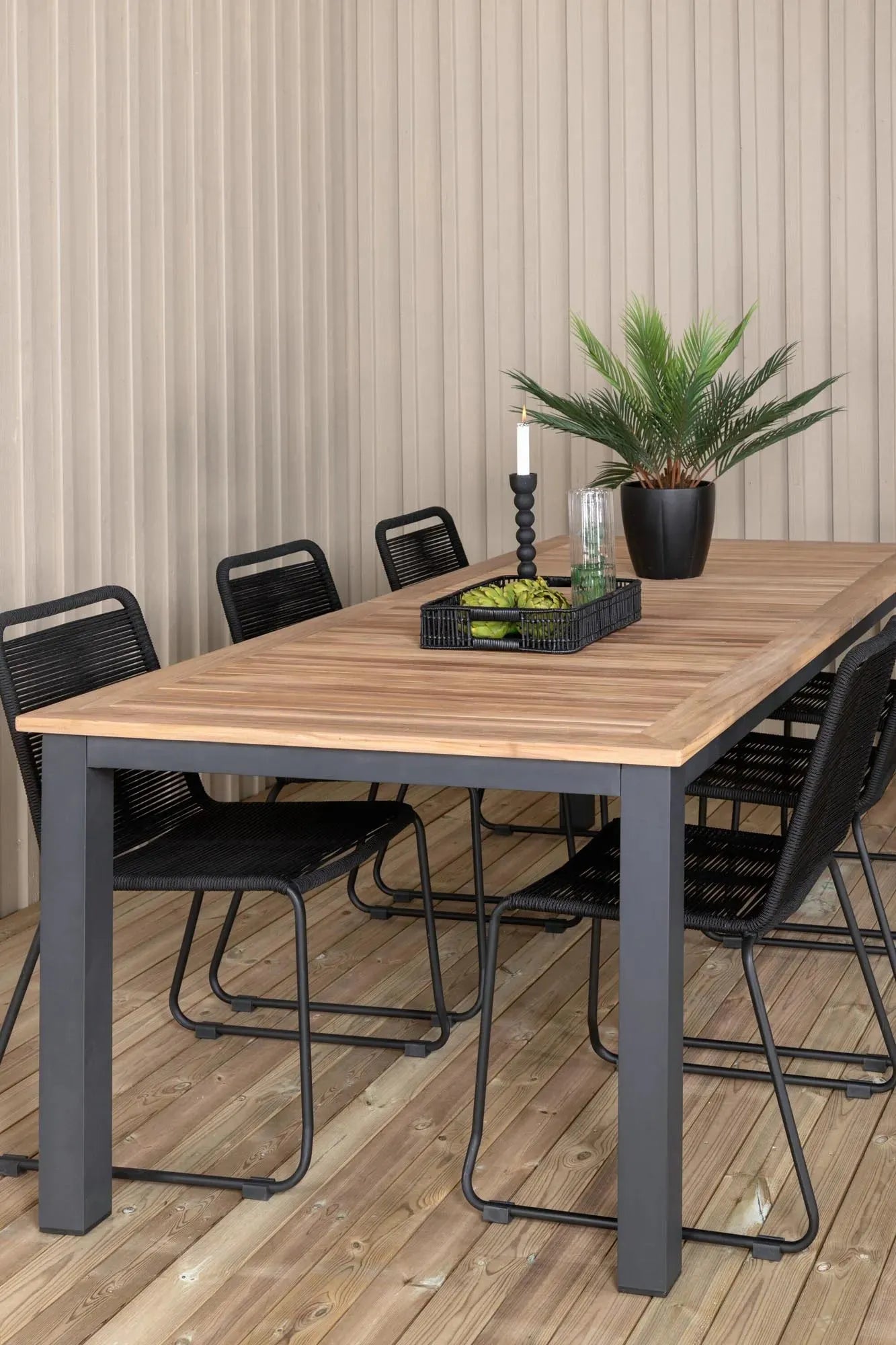 Elegantes, ausziehbares Teakholz-Set für stilvolle Gartenmomente mit bequemen Lindos-Stühlen.