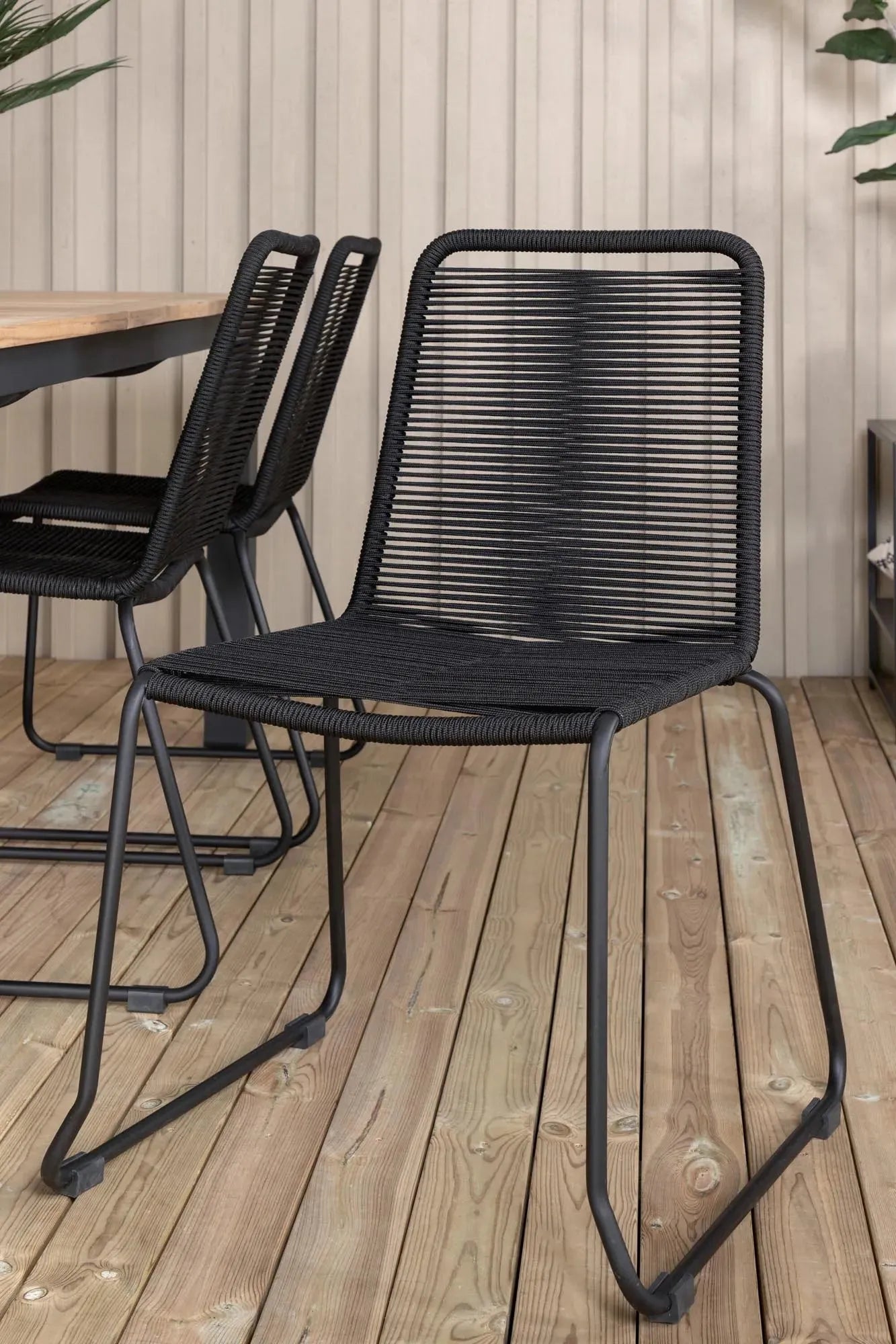 Elegantes, ausziehbares Teakholz-Set für stilvolle Gartenmomente mit bequemen Lindos-Stühlen.