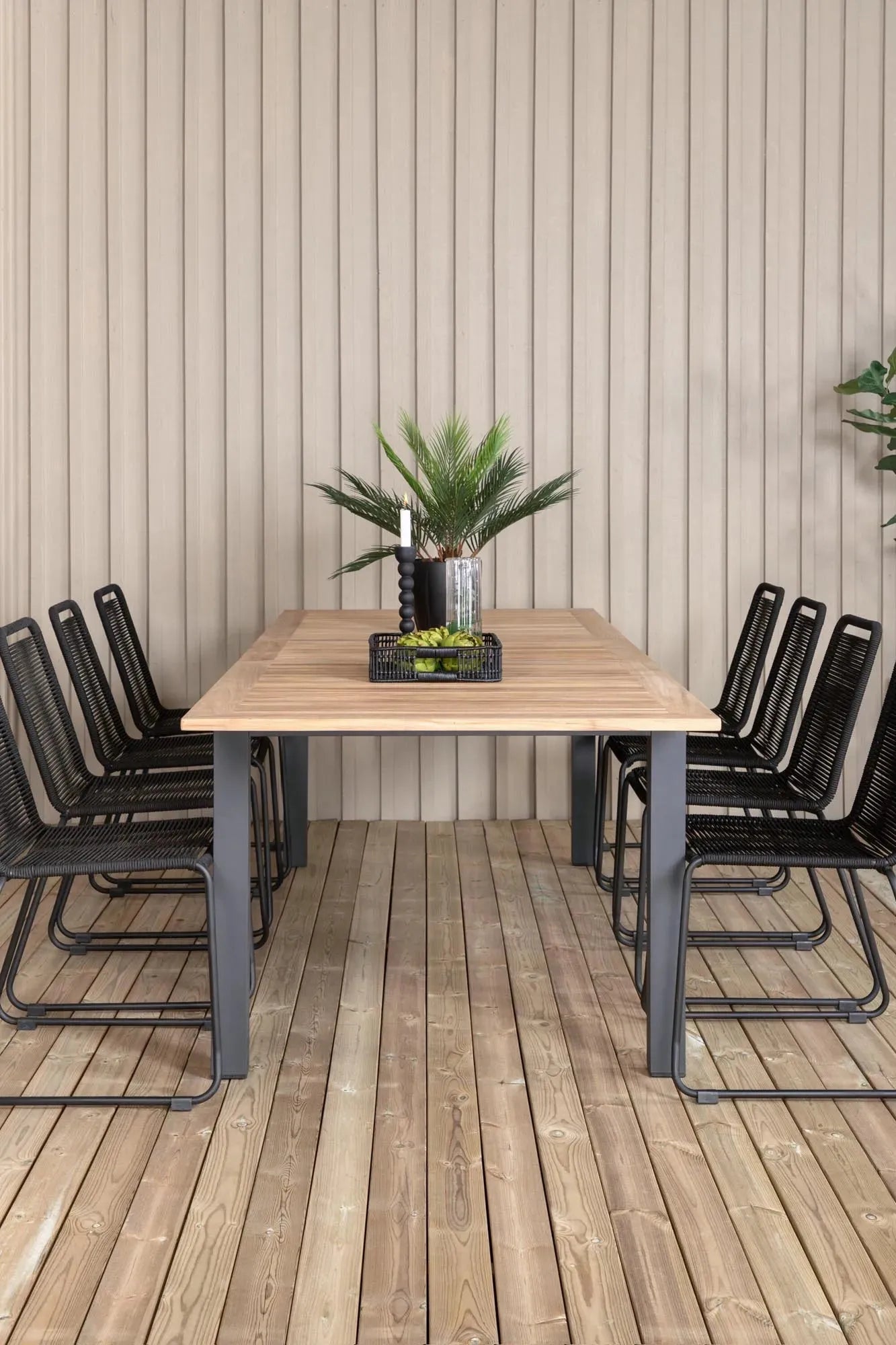 Elegantes, ausziehbares Teakholz-Set für stilvolle Gartenmomente mit bequemen Lindos-Stühlen.
