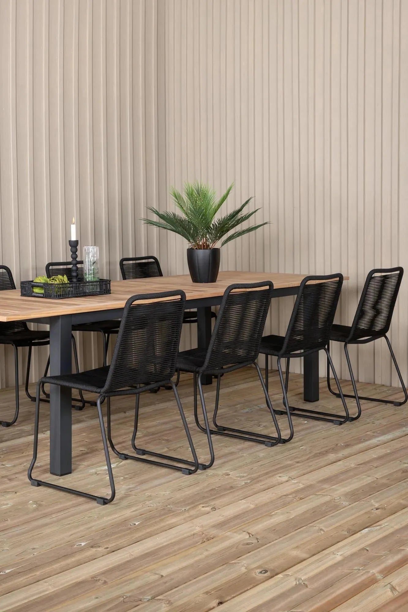 Elegantes, ausziehbares Teakholz-Set für stilvolle Gartenmomente mit bequemen Lindos-Stühlen.