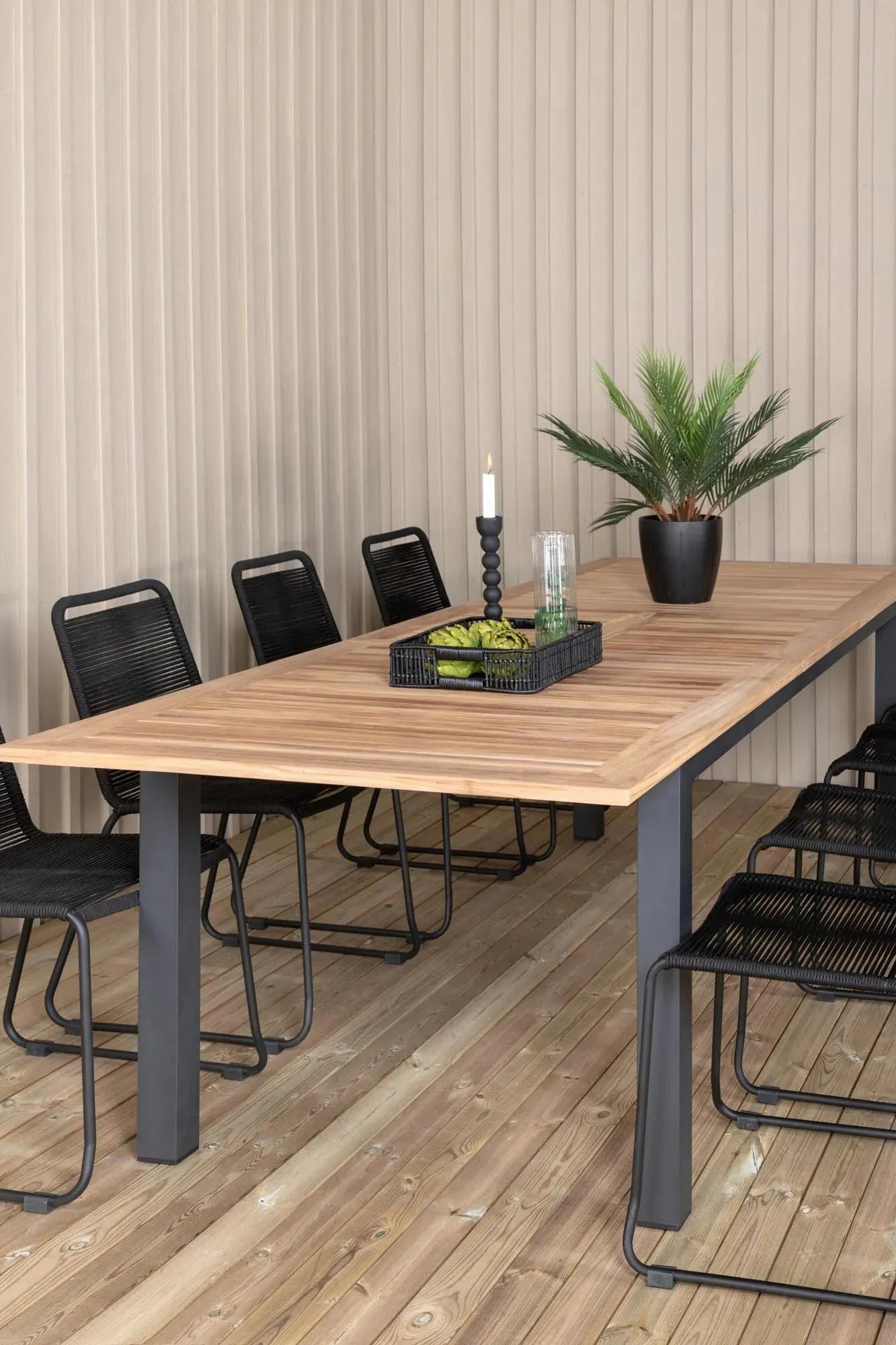 Elegantes, ausziehbares Teakholz-Set für stilvolle Gartenmomente mit bequemen Lindos-Stühlen.