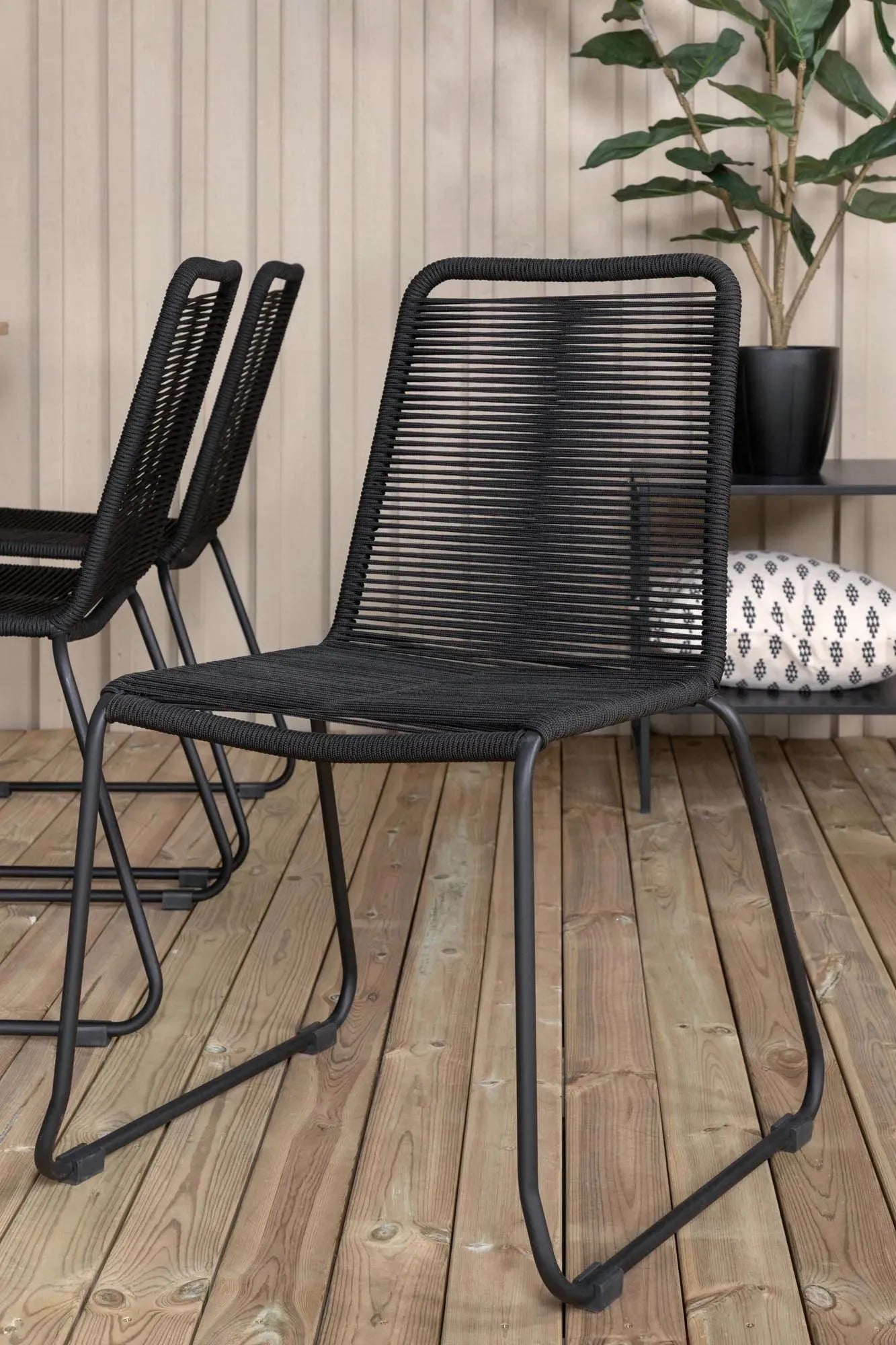 Elegantes, ausziehbares Teakholz-Set für stilvolle Gartenmomente mit bequemen Lindos-Stühlen.
