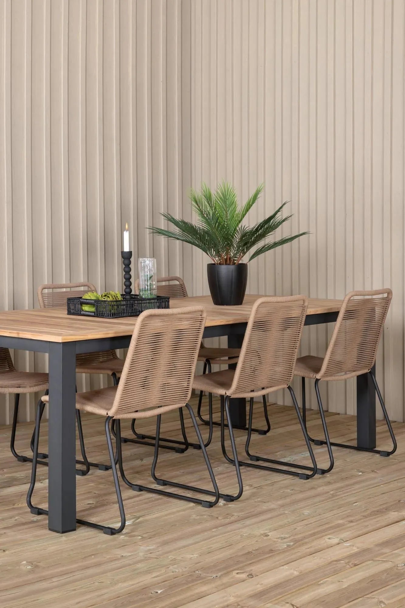 Elegantes, ausziehbares Teakholz-Set für stilvolle Gartenmomente mit bequemen Lindos-Stühlen.