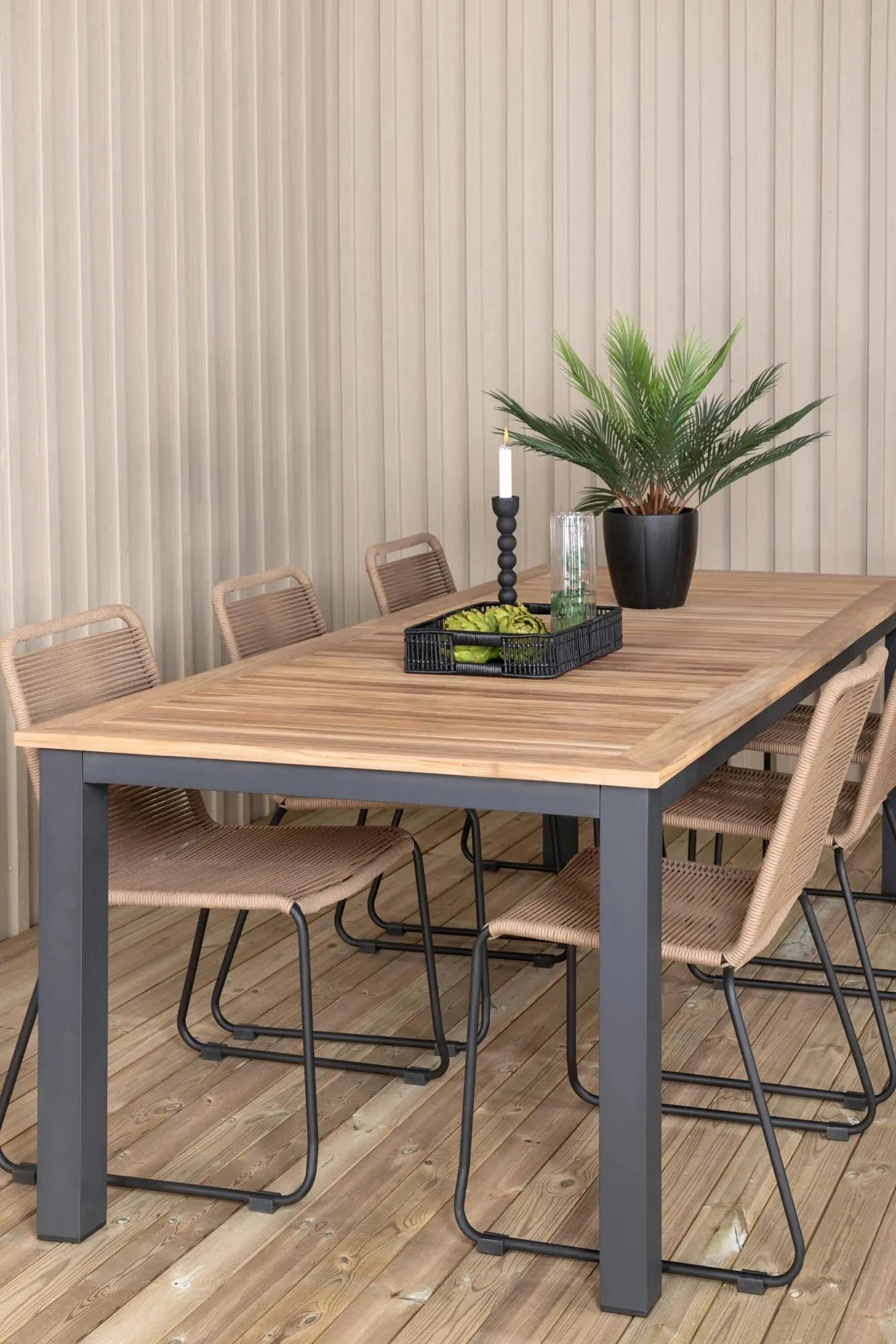 Elegantes, ausziehbares Teakholz-Set für stilvolle Gartenmomente mit bequemen Lindos-Stühlen.