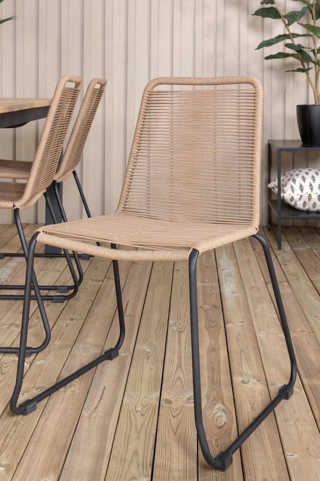 Elegantes, ausziehbares Teakholz-Set für stilvolle Gartenmomente mit bequemen Lindos-Stühlen.