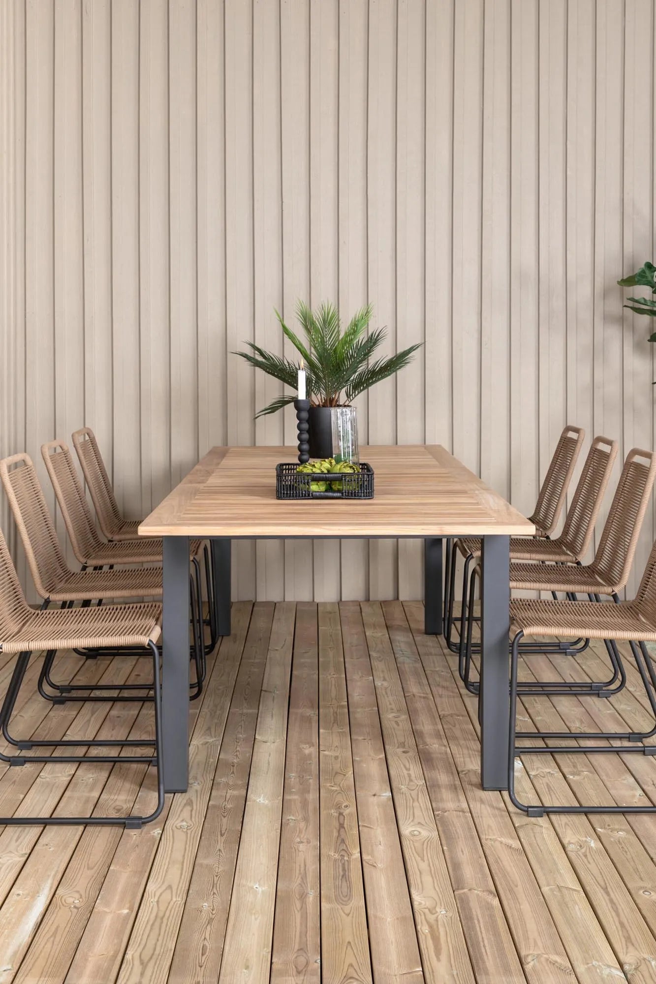 Elegantes Panama Gartentischset von Venture Home: Ausziehbarer Teakholztisch und komfortable Lindos-Stühle für stilvolle Gartenmomente.