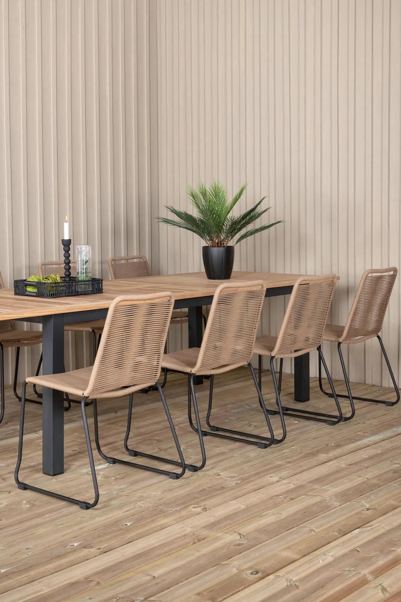 Elegantes, ausziehbares Teakholz-Set für stilvolle Gartenmomente mit bequemen Lindos-Stühlen.