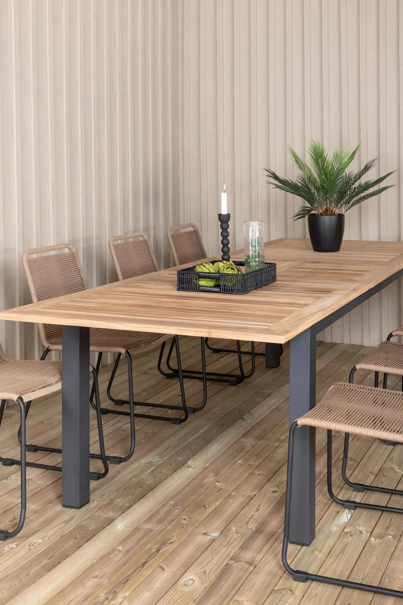 Elegantes, ausziehbares Teakholz-Set für stilvolle Gartenmomente mit bequemen Lindos-Stühlen.