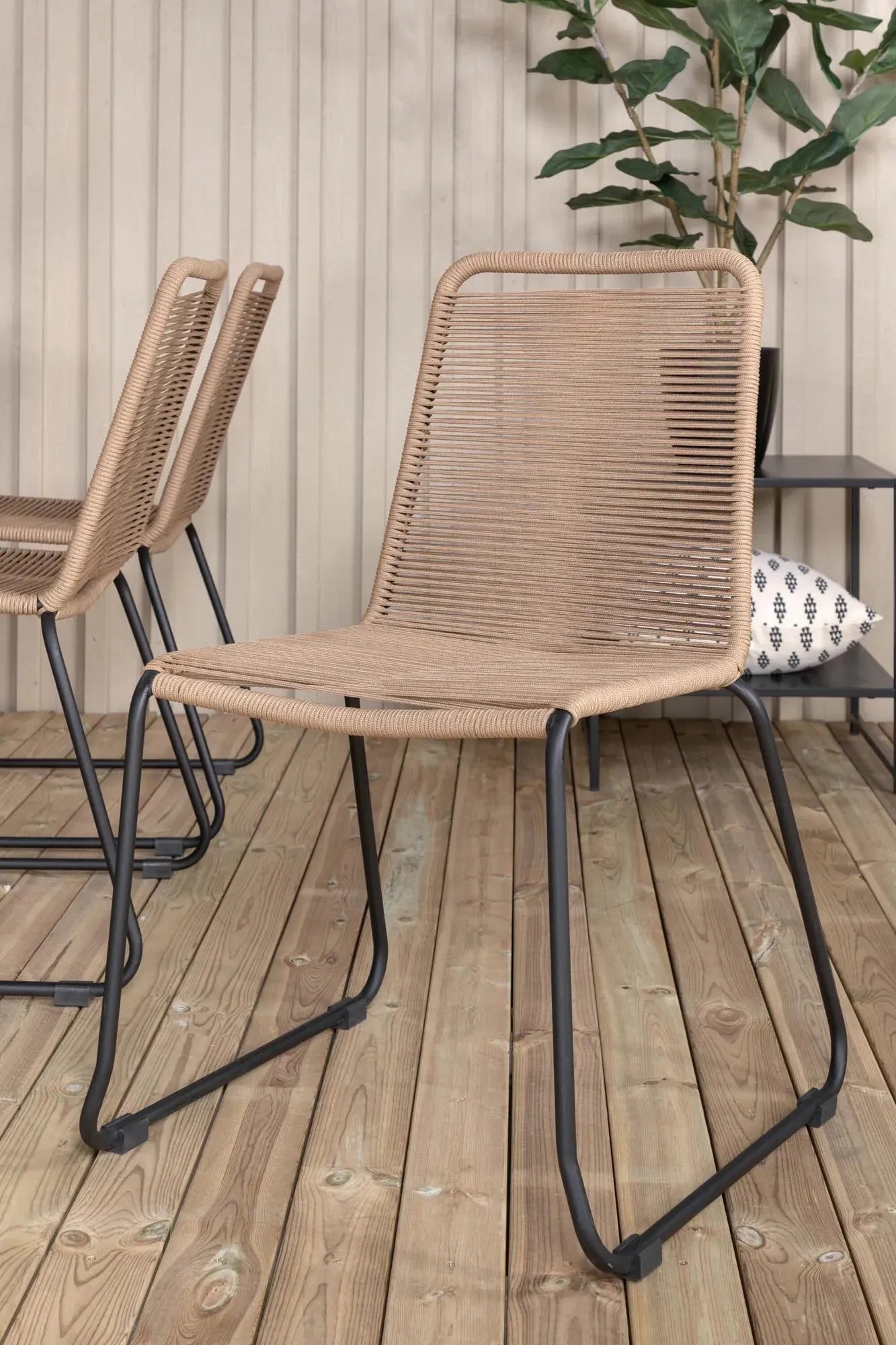 Elegantes, ausziehbares Teakholz-Set für stilvolle Gartenmomente mit bequemen Lindos-Stühlen.