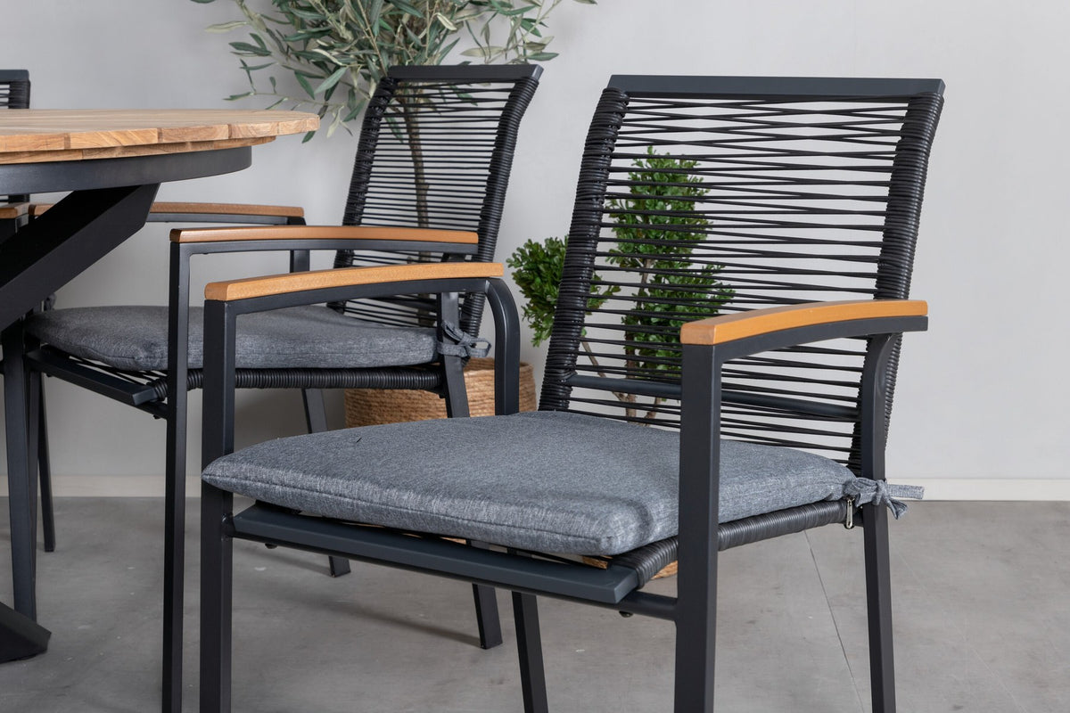 Schwarzes Gartentischset: runder Teakholz-Tisch mit ⌀140cm auf Stahlbeinen und zwei Aluminium-Stühle mit Polyesterbezug von Venture Home.