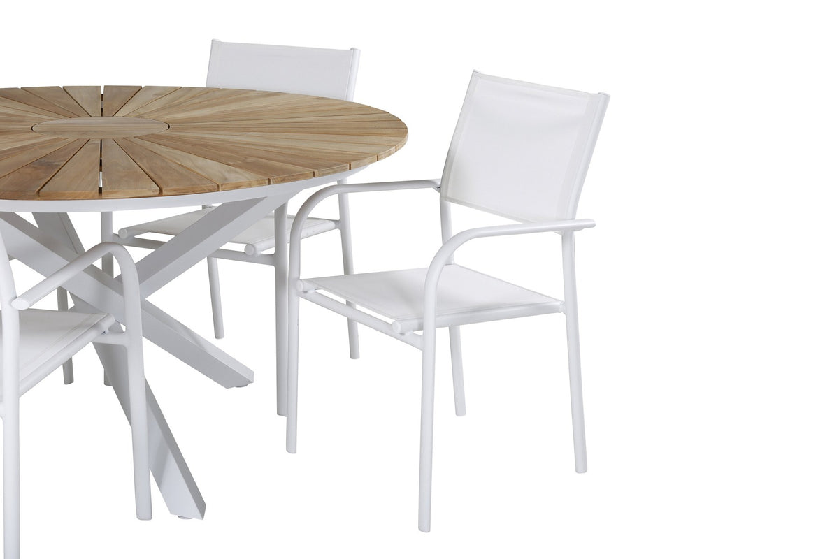 Runder Gartentisch mit Teakholz-Platte ⌀140 cm auf weissem Aluminiumgestell, daneben zwei weisse Aluminium-Stühle mit Pulverbeschichtung.