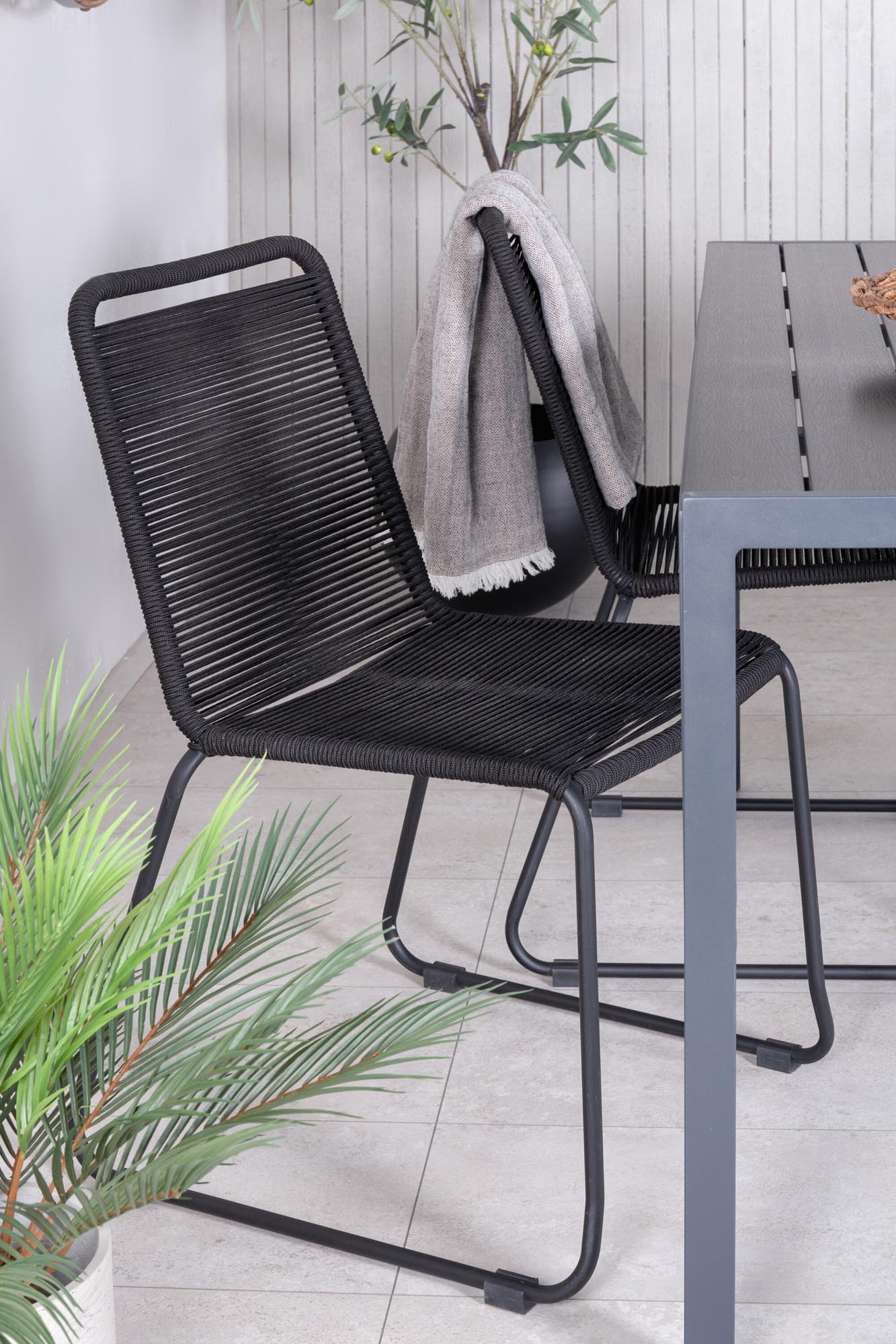 Break Outdoor-Tischset + Lindos Stack 150cm/4St. in Schwarz präsentiert im Onlineshop von KAQTU Design AG. Gartentischset ist von Venture Home