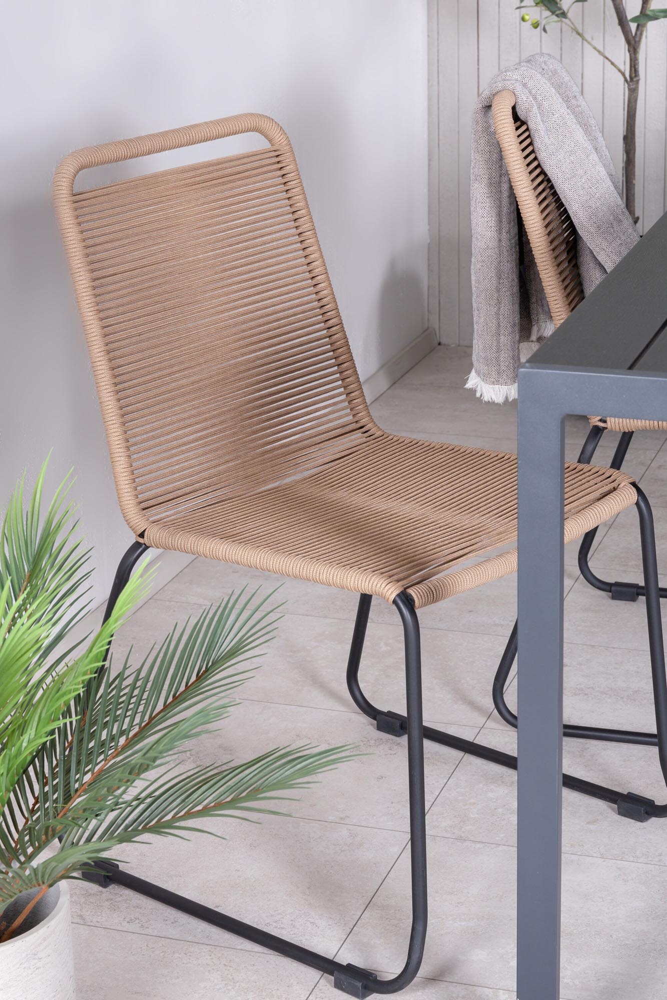 Break Outdoor-Tischset + Lindos Stack 150cm/4St. in Schwarz Braun präsentiert im Onlineshop von KAQTU Design AG. Gartentischset ist von Venture Home