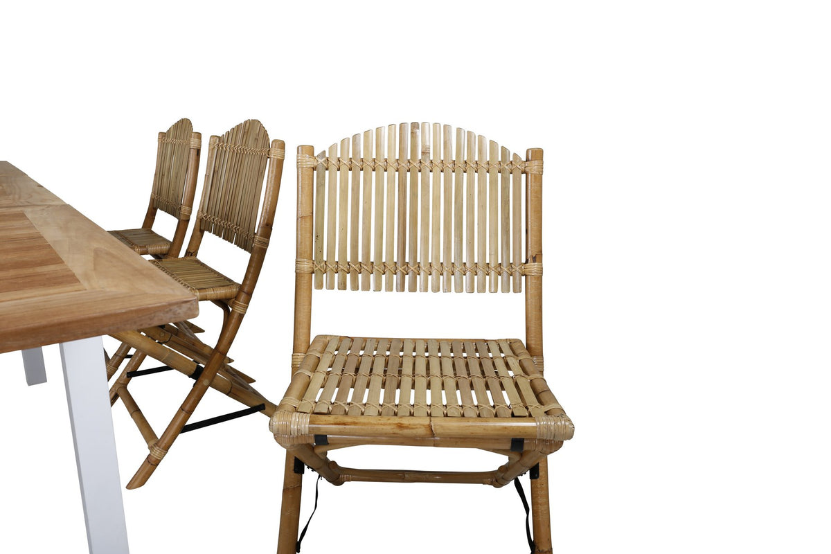 Foto zeigt einen Cafe Stuhl mit Rattan-Beinen und Stoffbezug in Natur sowie einen rechteckigen Teakholz-Esstisch mit weissem Aluminiumgestell.