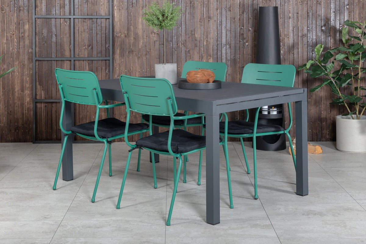 Gartentischset aus Aluminium: schwarzer, ausziehbarer Esstisch 160x100 cm und zwei grüne, stapelbare Aluminiumstühle mit Polyesterbezug.