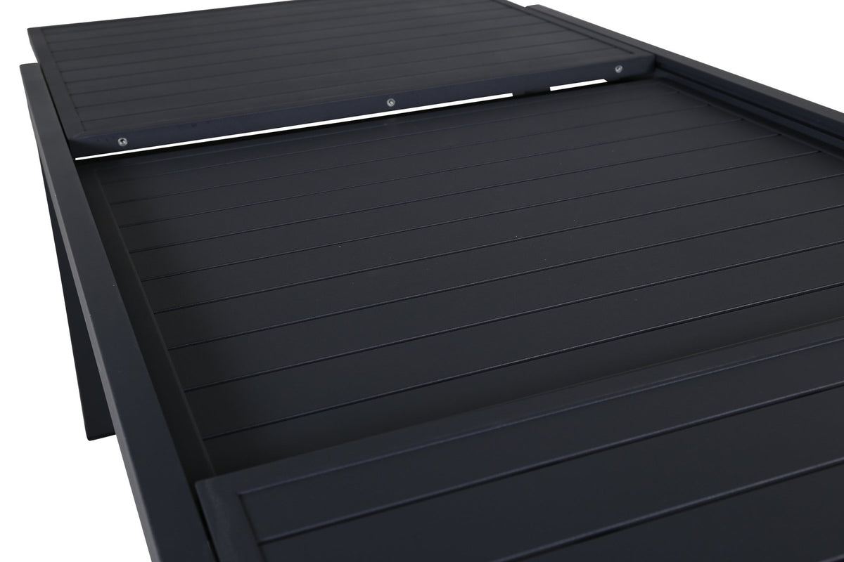 Zwei schwarze Aluminium-Stühle mit Polyesterbezug und ein rechteckiger schwarzer Aluminium-Esstisch mit Stahlbeinen, Gartentischset von Venture Home.