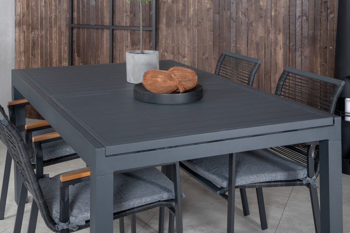 Zwei schwarze Aluminium-Stühle mit Polyesterbezug und ein rechteckiger schwarzer Aluminium-Esstisch mit Stahlbeinen, Gartentischset von Venture Home.