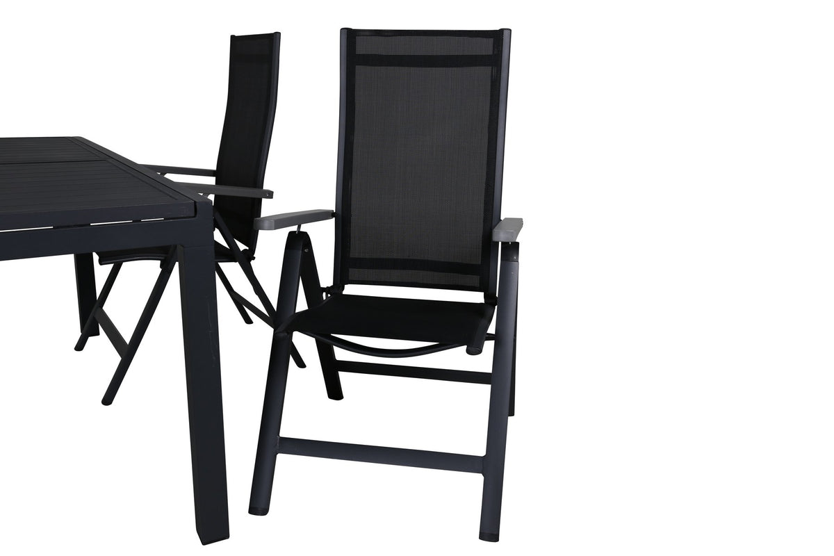 Zwei schwarze Aluminium-Positionsstühle und ein rechteckiger, ausziehbarer Aluminium-Gartentisch in Schwarz mit glatter Oberfläche.