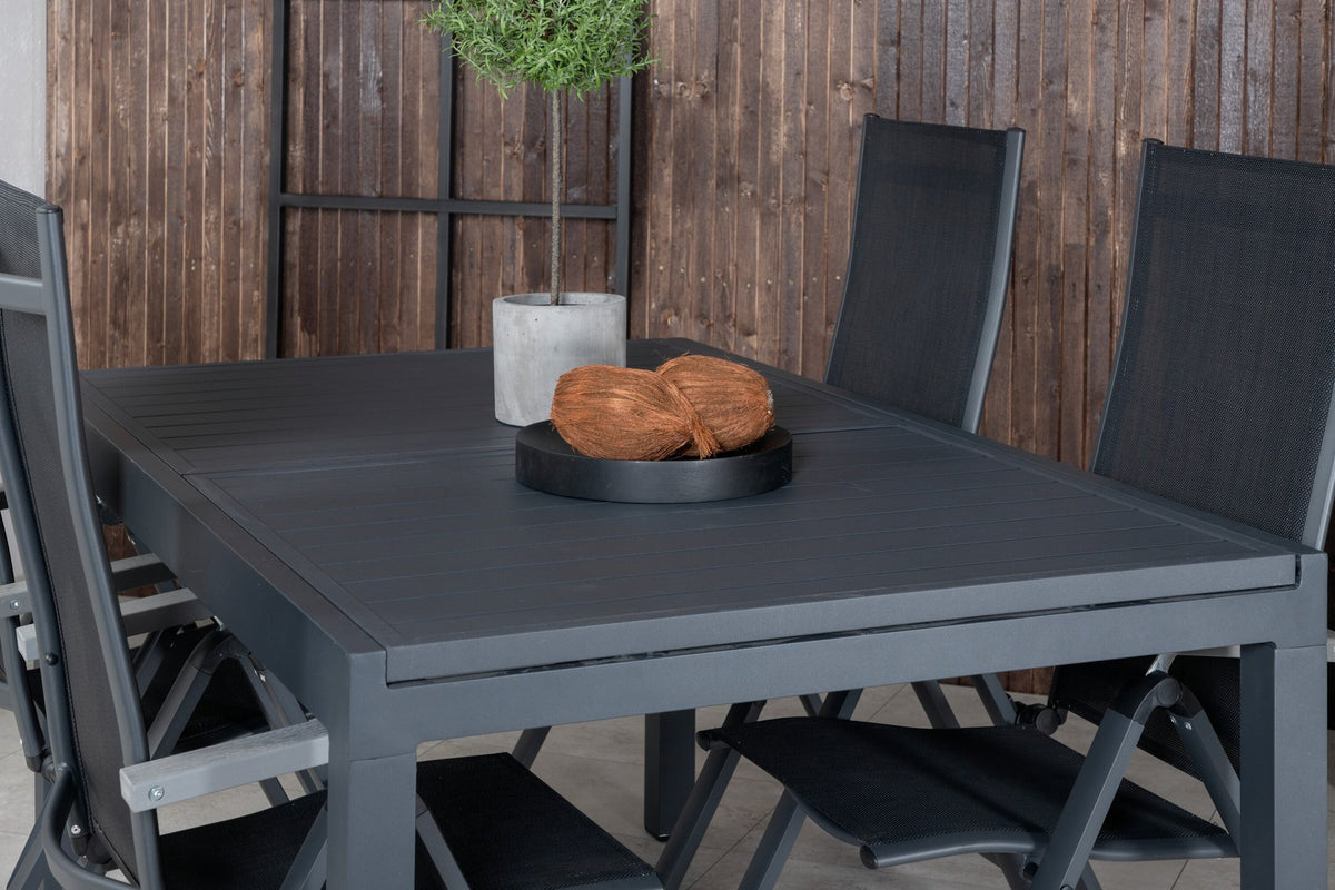 Zwei schwarze Aluminium-Positionsstühle und ein rechteckiger, ausziehbarer Aluminium-Gartentisch in Schwarz mit glatter Oberfläche.