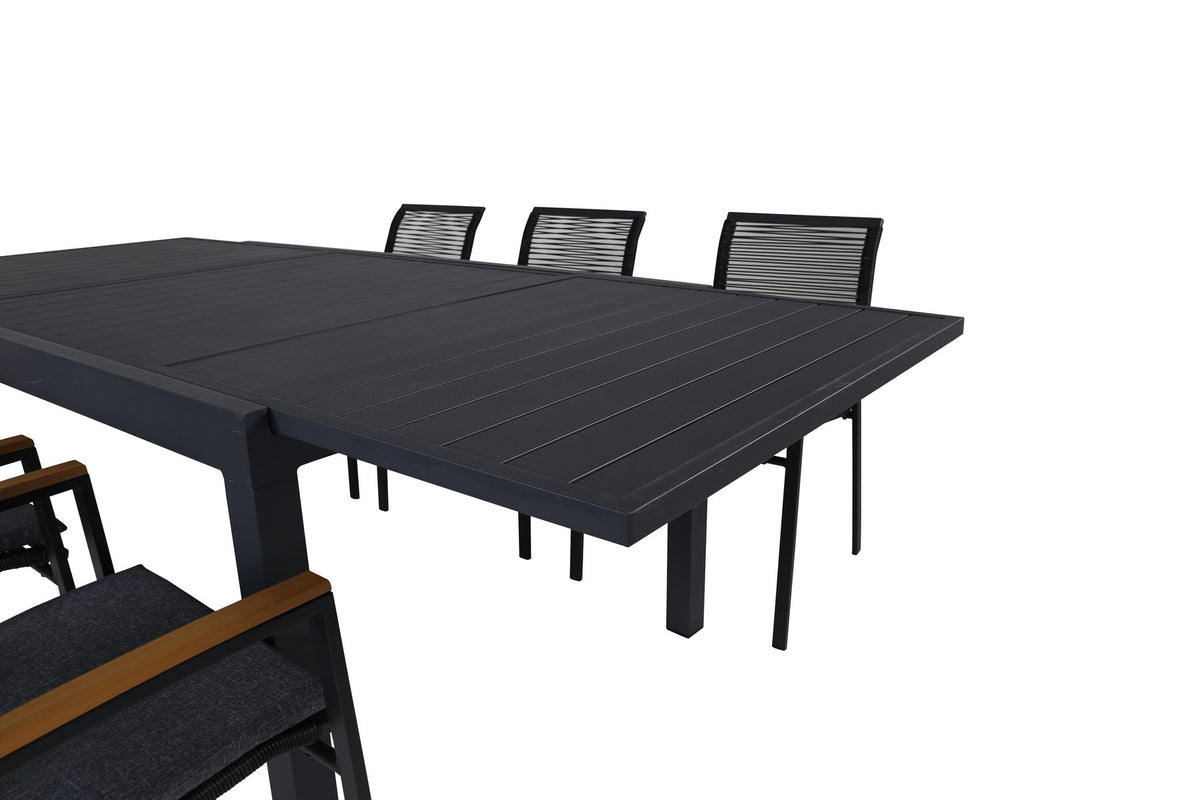 Zwei schwarze Aluminium-Stühle mit Polyesterbezug und ein rechteckiger schwarzer Aluminium-Esstisch mit Stahlbeinen, Gartentischset von Venture Home.