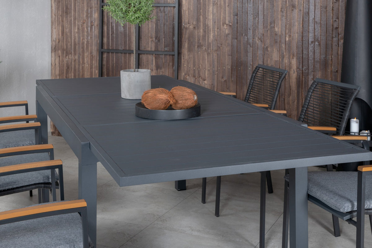 Zwei schwarze Aluminium-Stühle mit Polyesterbezug und ein rechteckiger schwarzer Aluminium-Esstisch mit Stahlbeinen, Gartentischset von Venture Home.