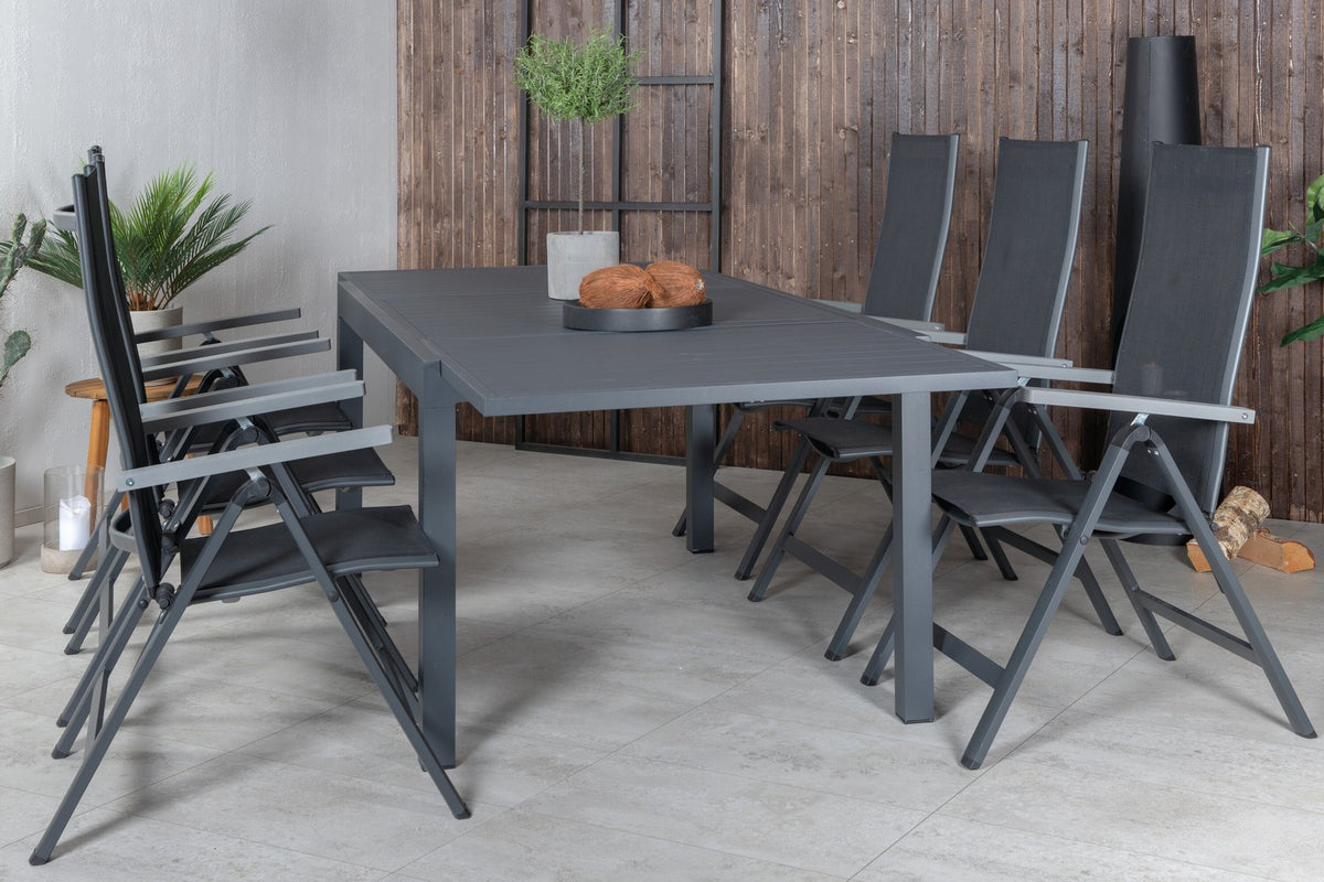 Zwei schwarze Aluminium-Positionsstühle und ein rechteckiger, ausziehbarer Aluminium-Gartentisch in Schwarz mit glatter Oberfläche.