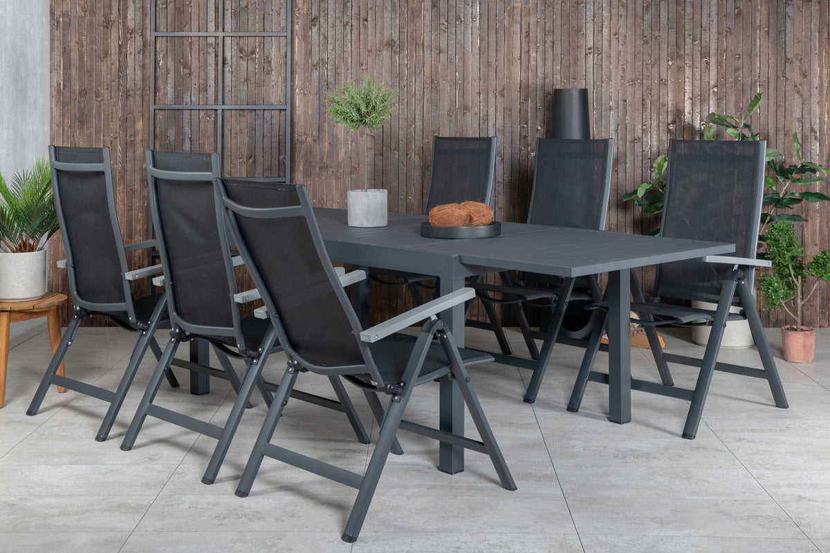 Zwei schwarze Aluminium-Positionsstühle und ein rechteckiger, ausziehbarer Aluminium-Gartentisch in Schwarz mit glatter Oberfläche.