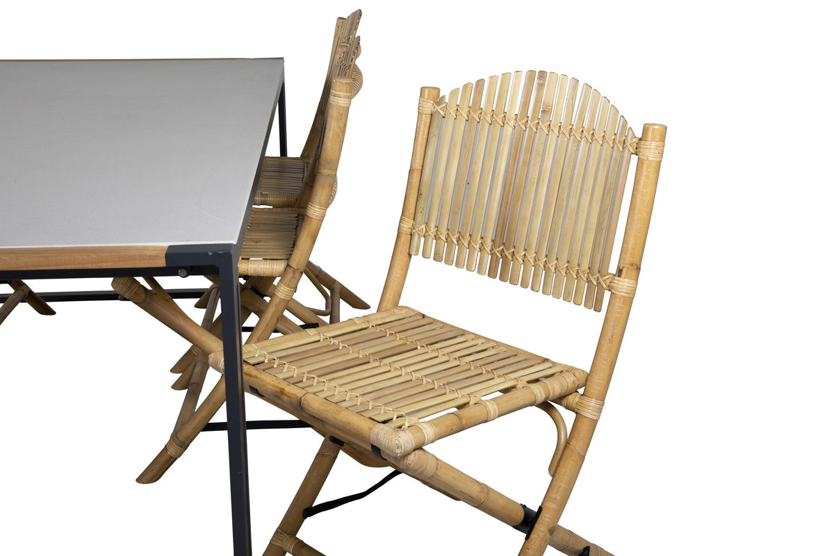 Rechteckiger Esstisch mit Glasplatte und Teakholzkante, schwarzem Metallgestell sowie Cane-Stühlen aus Rattan mit Bezug in Naturtönen.
