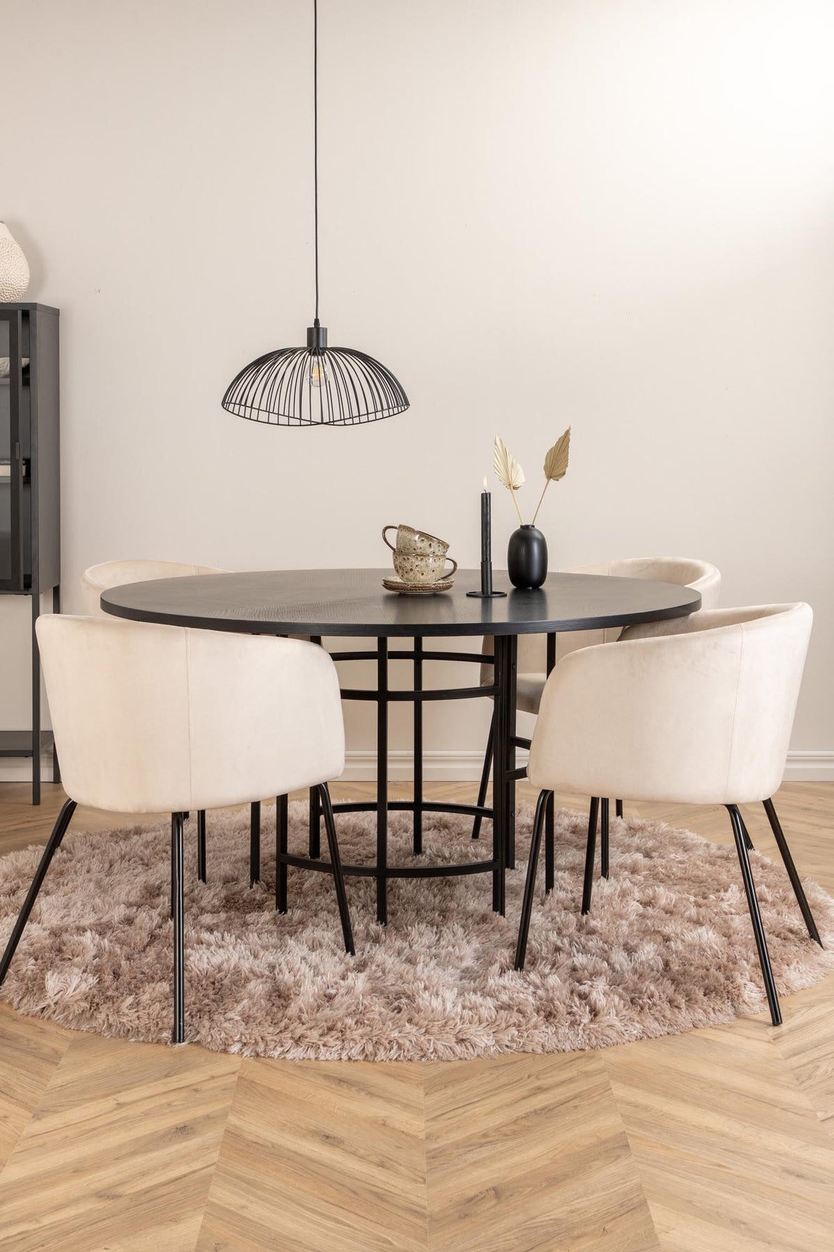 Esszimmerset Copenhagen + Berit ⌀140cm/4St. in Beige, Schwarz präsentiert im Onlineshop von KAQTU Design AG. Esszimmerset ist von Venture Home
