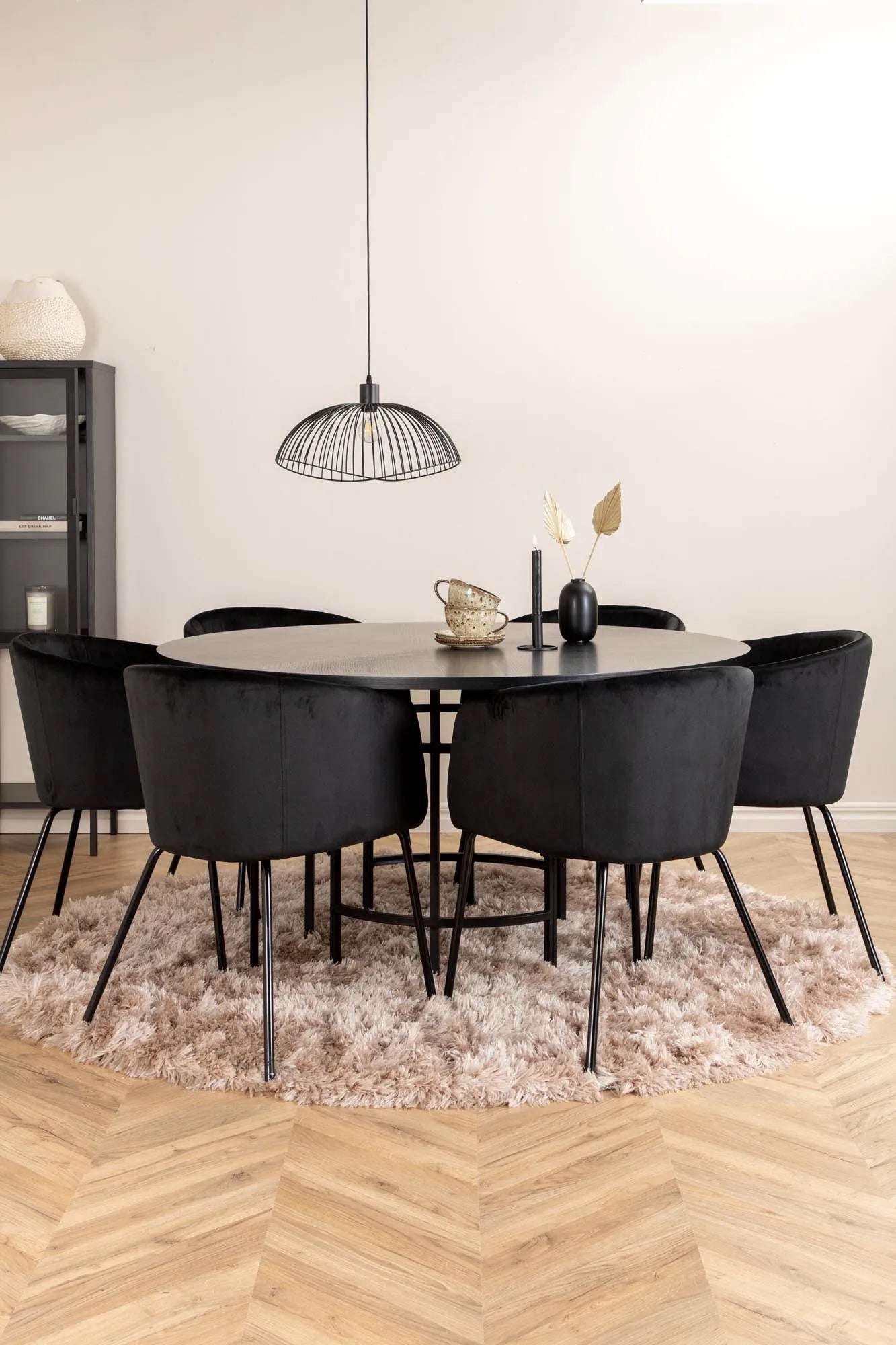 Rundes Esszimmerset für moderne skandinavische Wohnkultur.