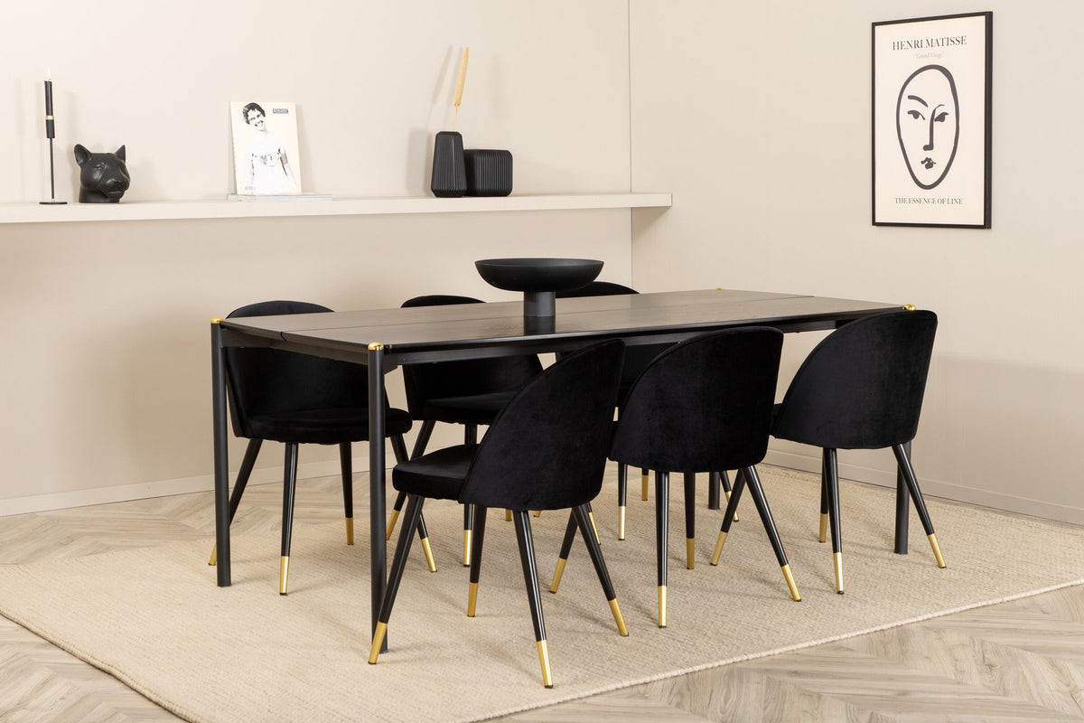 Schwarzer Esstisch aus MDF mit Furnier und Stahlbeinen, kombiniert mit sechs schwarzen Samtstühlen mit gepolstertem Sitz und Metallbeinen.