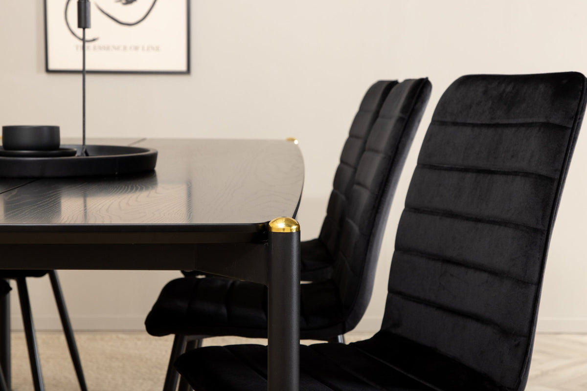Esszimmerset Pelle mit schwarzem MDF-Tisch mit Furnier und sechs Windu Stühlen aus schwarzem Samt mit Metallgestell und Kissen.