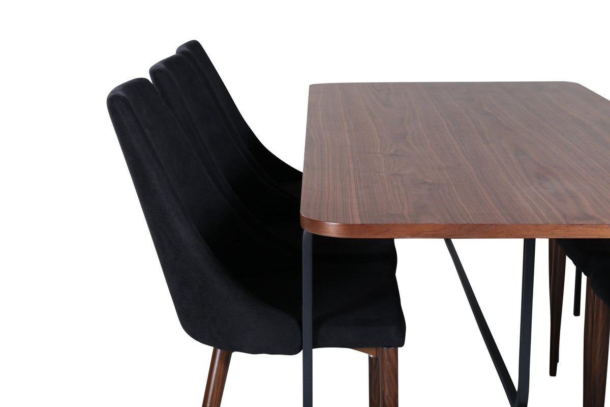 Rechteckiger Esstisch mit MDF-Tischplatte in Nussbaumfurnier und schwarzem Stahlgestell, kombiniert mit zwei schwarzen Polyester-Stühlen.
