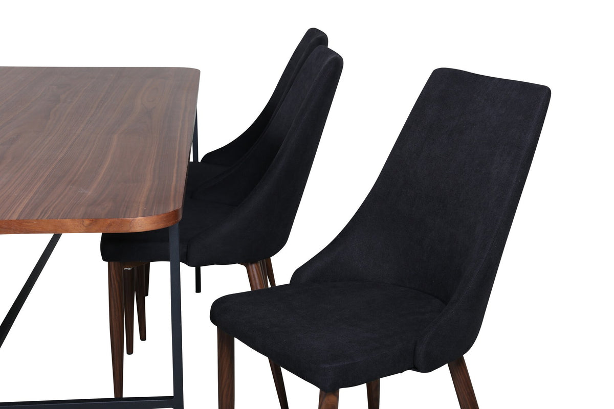 Rechteckiger Esstisch mit MDF-Tischplatte in Nussbaumfurnier und schwarzem Stahlgestell, kombiniert mit zwei schwarzen Polyester-Stühlen.
