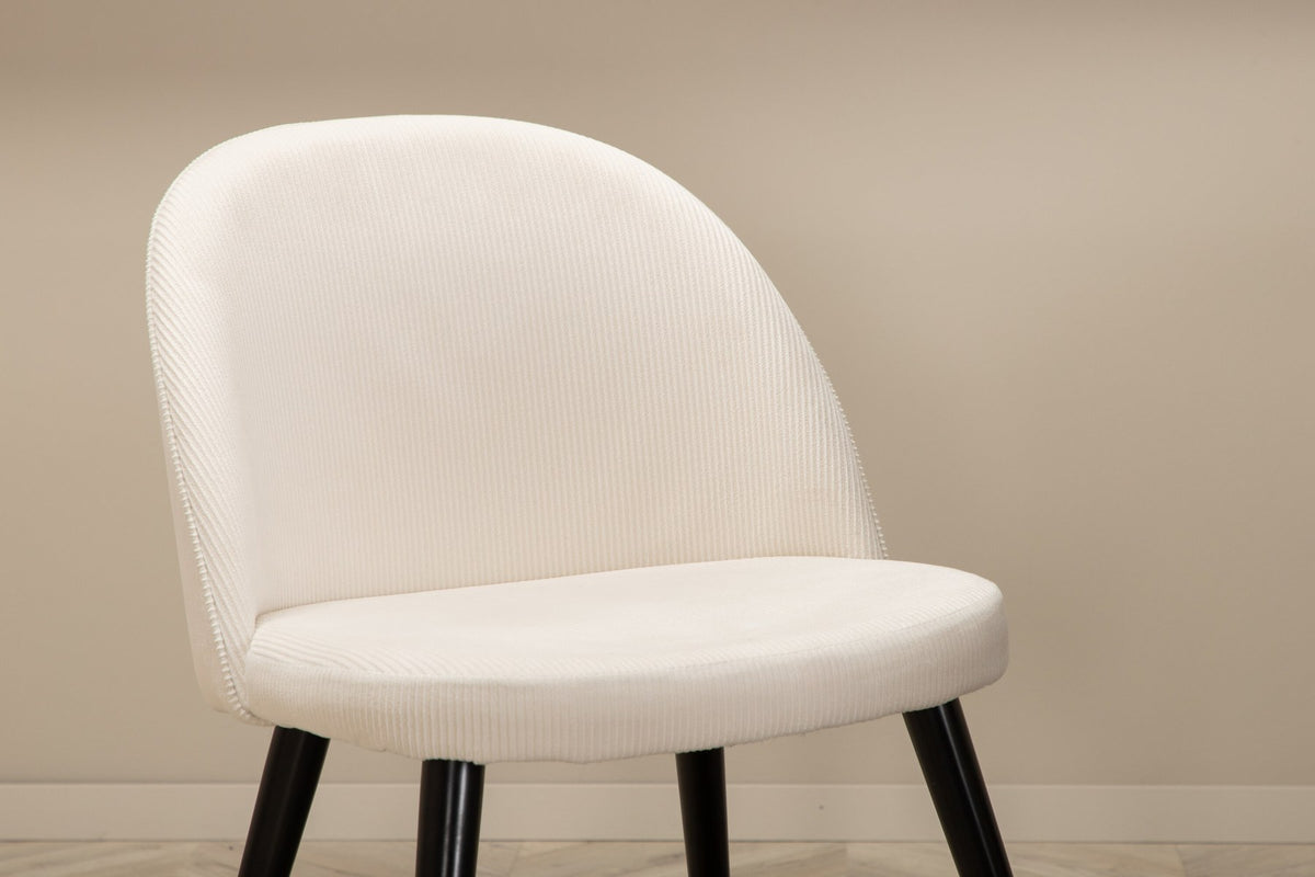 Rechteckiger Esstisch mit Nussbaum-MDF-Platte und Stahlgestell, kombiniert mit Esszimmerstühlen mit Creme Polyester-Cord-Bezug und Stahlbeinen.