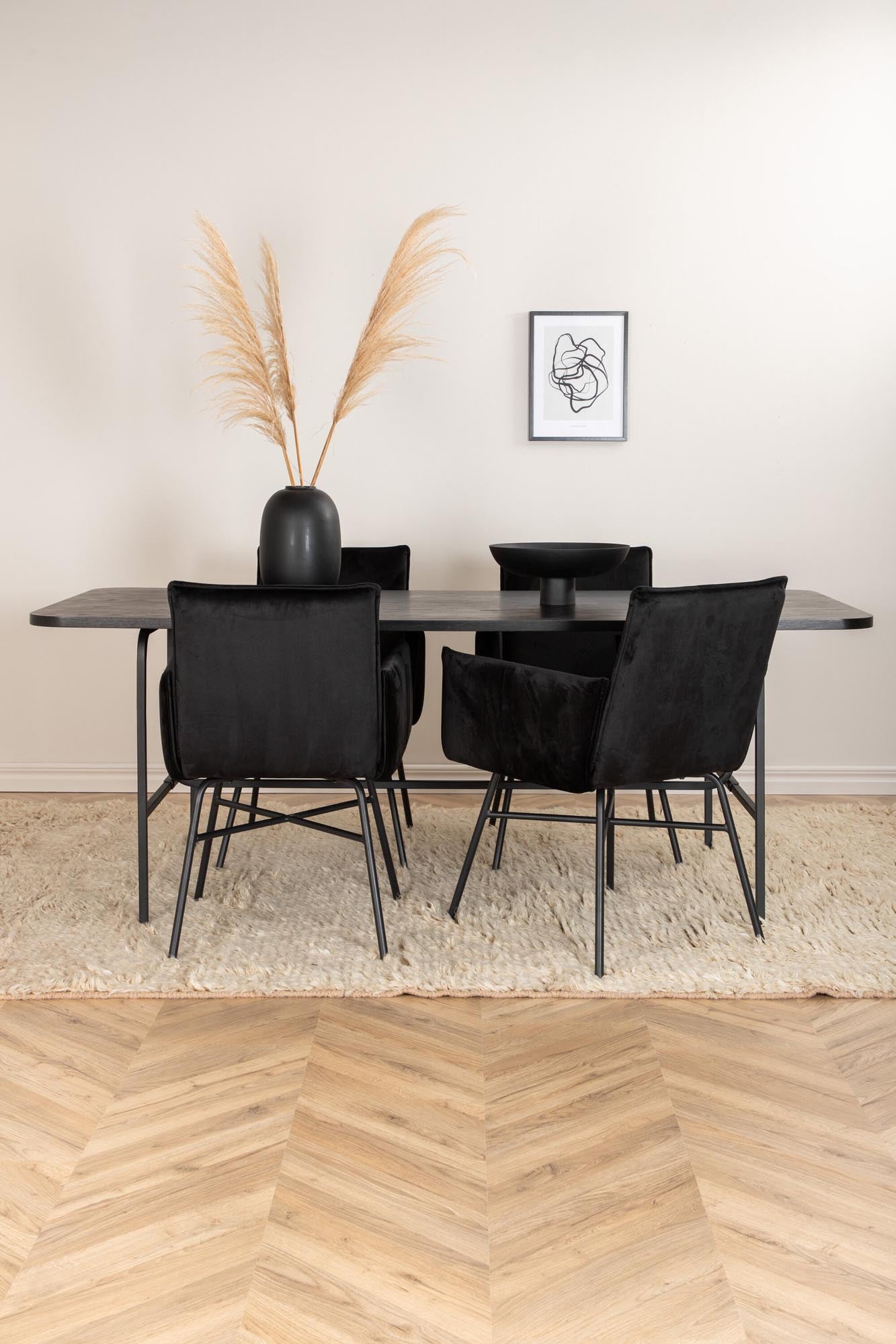 Stilvolles Uno Esszimmerset mit 200 cm Tisch und 4 luxuriösen Samtstühlen. Perfekt für gesellige Abende und modernes Wohnen.