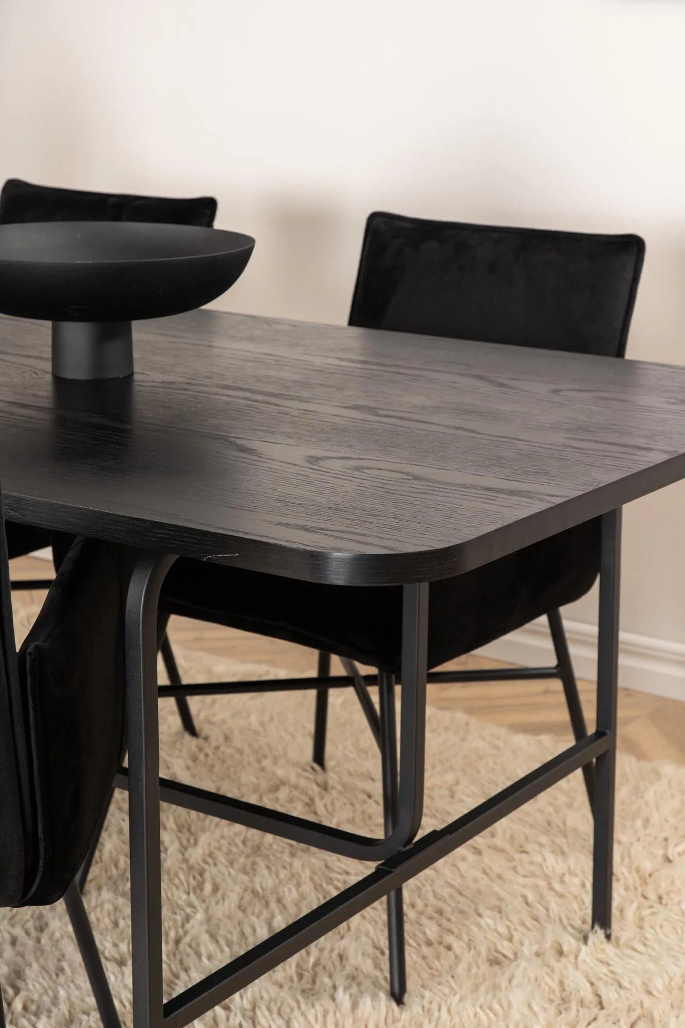 Elegantes Uno Esszimmerset: Schwarzer MDF-Tisch, 200cm, mit luxuriösen Samtstühlen. Stilvoll und komfortabel.