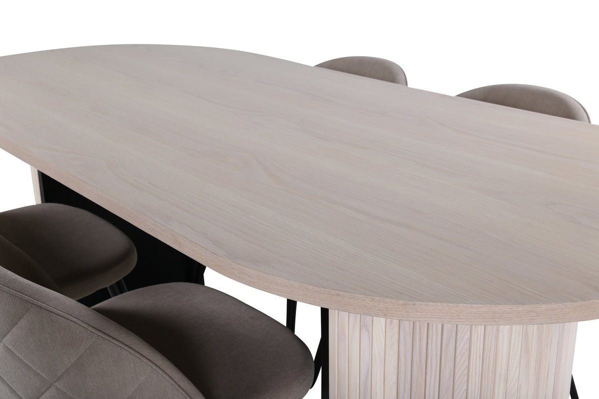 Ovaler Esstisch mit weiss gewaschenem schwarzem Furnier und vier Stühlen mit beige-schwarzem Polyester-Leinen-Bezug und Samtnähten