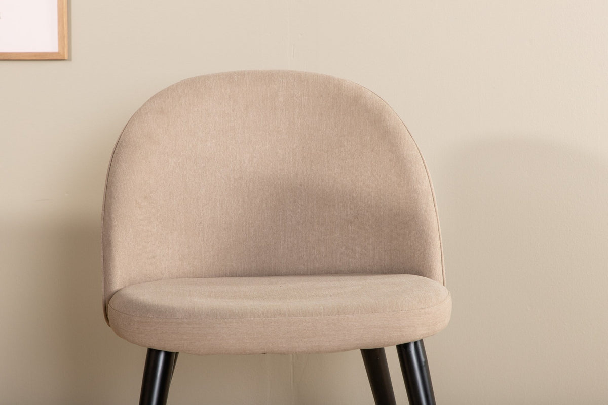 Ovaler Esstisch mit weiss gewaschenem schwarzem Furnier und vier Stühlen mit beige-schwarzem Polyester-Leinen-Bezug und Samtnähten