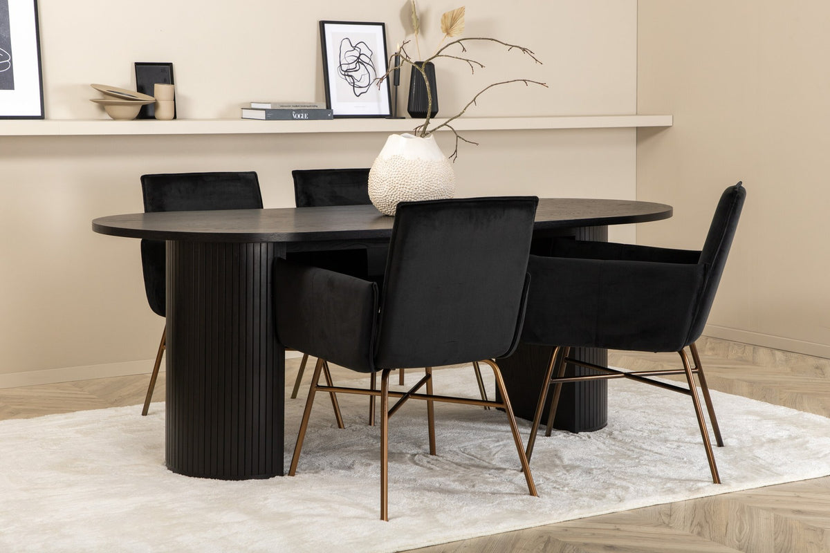 Ovaler Esstisch 200x90 cm aus MDF mit schwarzem Furnier und vier Esszimmerstühle mit kupferfarbenen Beinen und schwarzem Samtbezug.