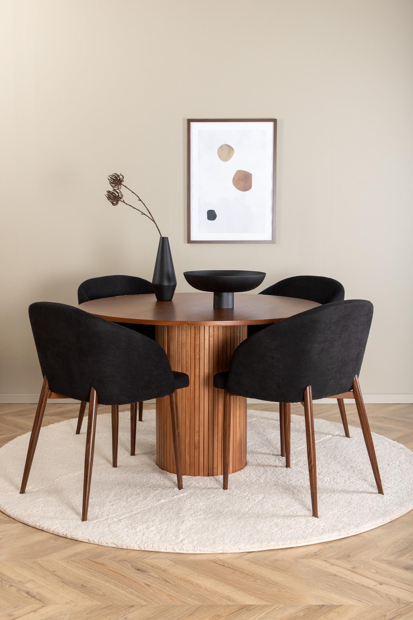 Elegantes Bianca Esszimmerset: Runder Tisch (⌀110cm) mit edlem Walnussfurnier und 4 komfortablen Stühlen. Ideal für festliche Anlässe und gemütliche Abende.