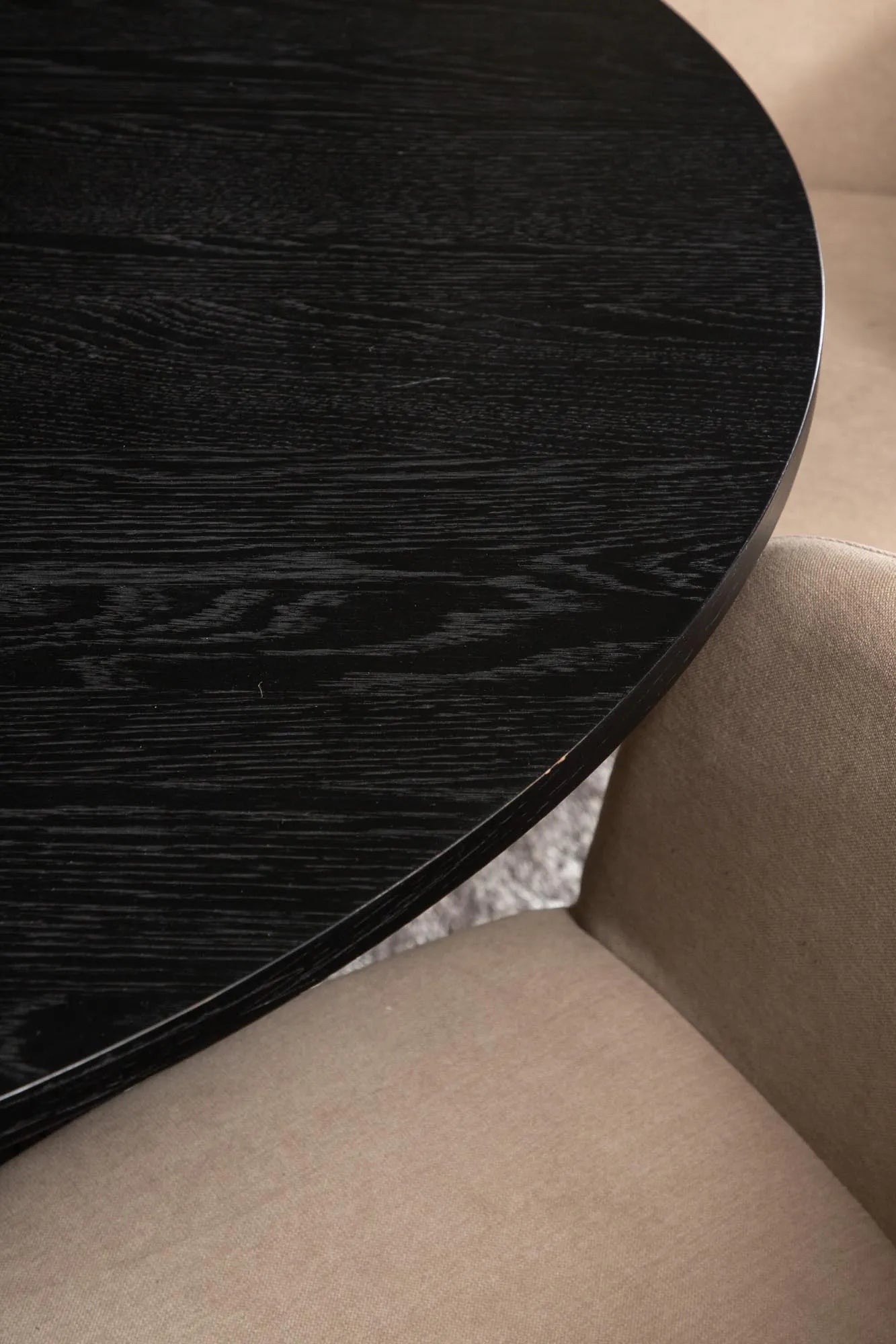Bianca Esszimmerset: Moderner Tisch & 4 Stühle, Ø110cm, von Venture Home.
