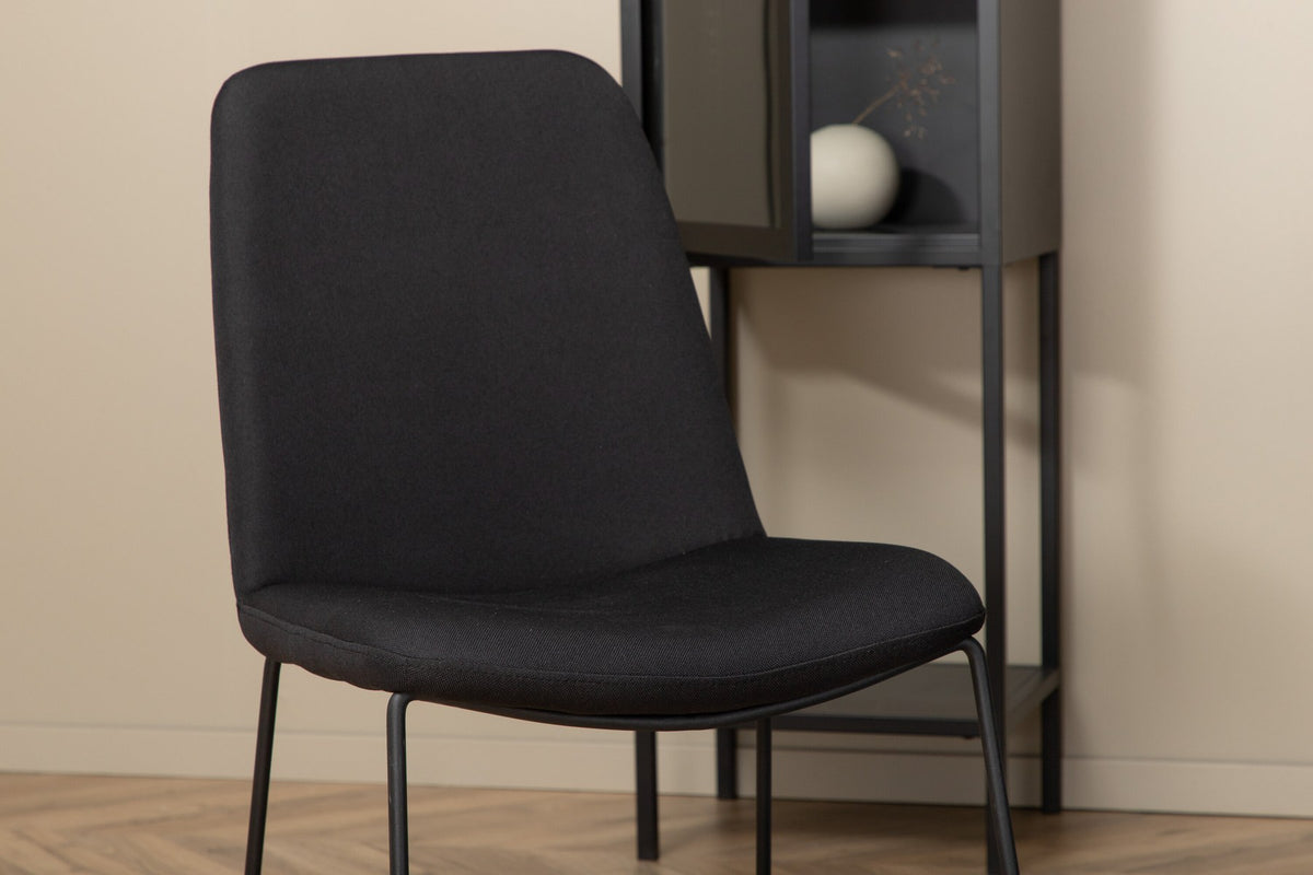 Schwarzes Bartischset Bianca mit vier Muce-Stühlen, Tischplatte aus MDF mit Furnier, Stuhlbeine aus schwarzem Metall, Sitz aus Polyester.