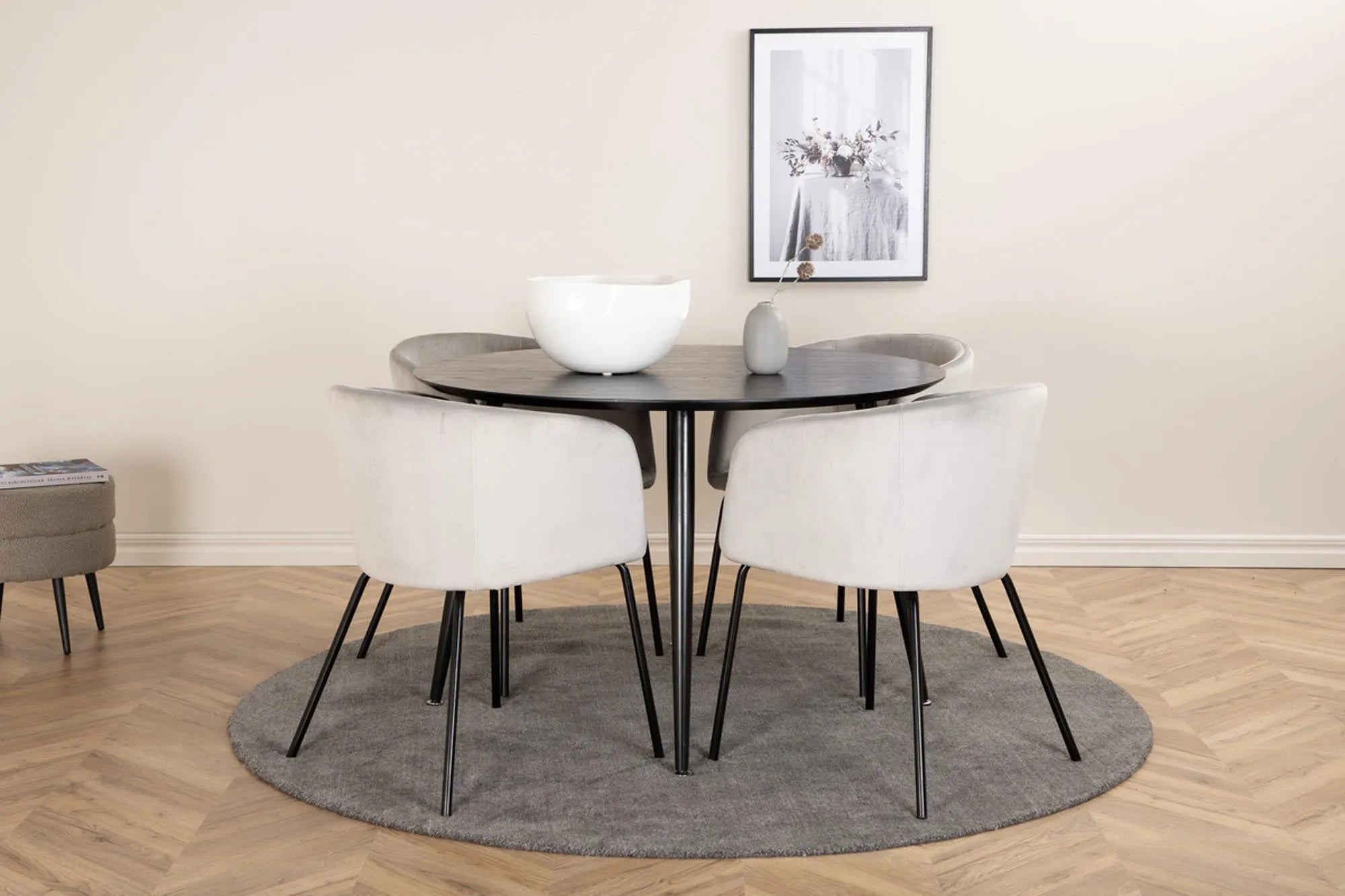 Stilvolles Dipp Esszimmerset mit 4 Berit Stühlen, ⌀115cm, von Venture Home.