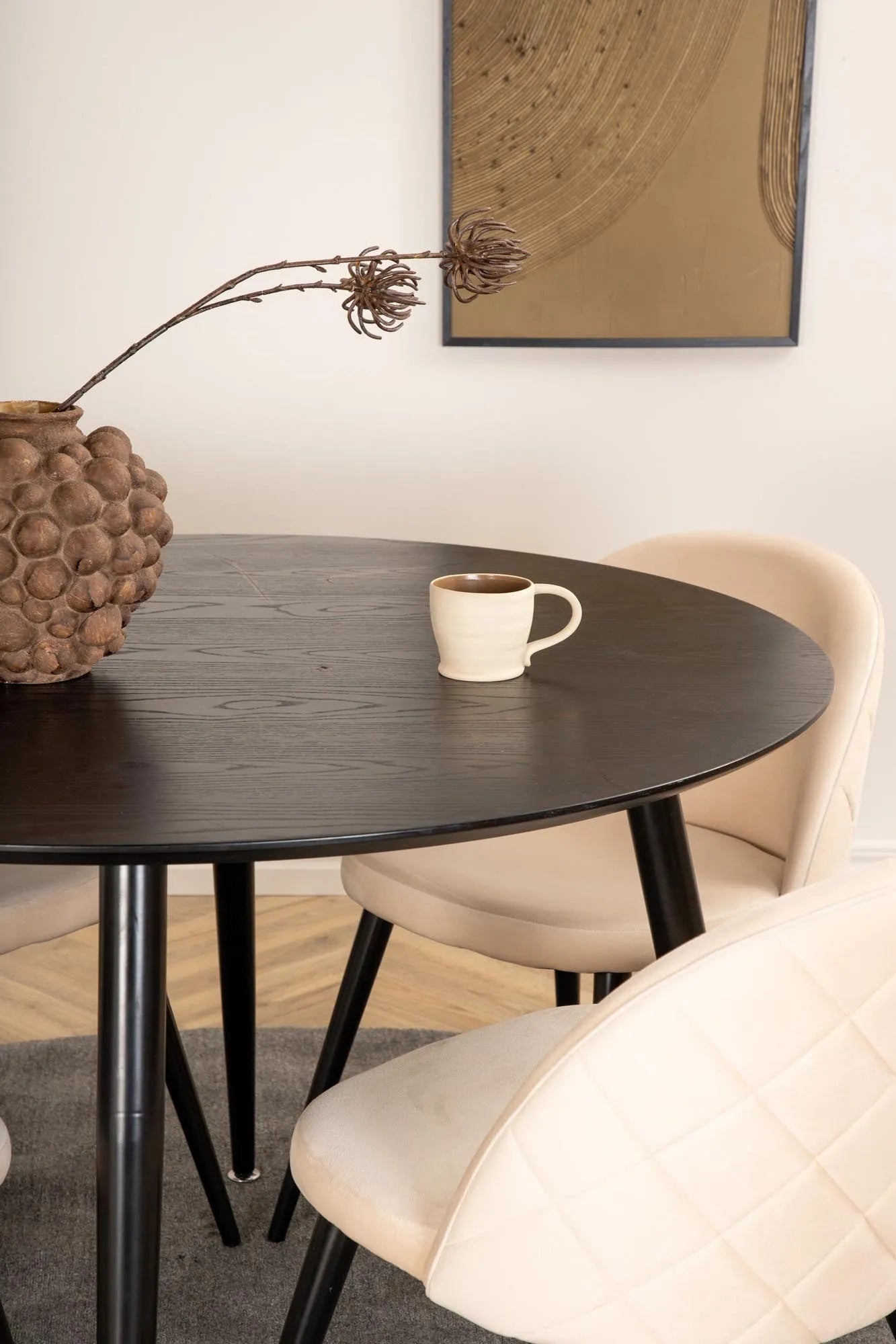 Moderner Dipp Esstisch von Venture Home für stilvolle Essbereiche.