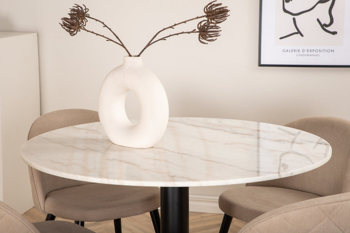 Rundes Esszimmerset mit weisser Marmor-Tischplatte ⌀106 cm und zwei gepolsterten Stühlen in Beige mit schwarzen Metallbeinen.