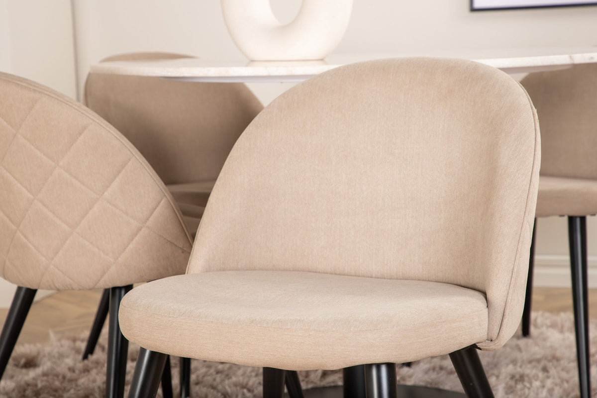 Rundes Esszimmerset mit weisser Marmor-Tischplatte ⌀106 cm und zwei gepolsterten Stühlen in Beige mit schwarzen Metallbeinen.